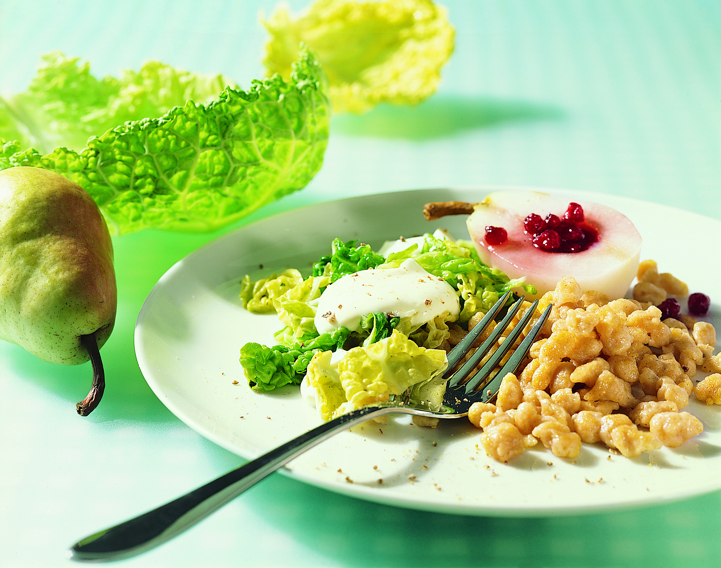 Mais-Dinkel-Knöpfli zu Wirzgemüse und Birnenhälften