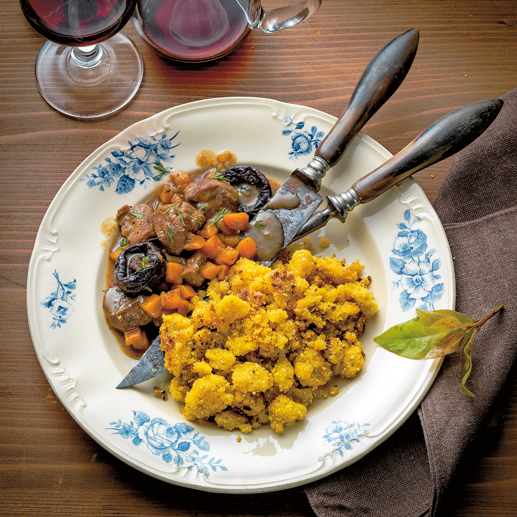 Mais-Ribeli mit Pflaumen-Ragout