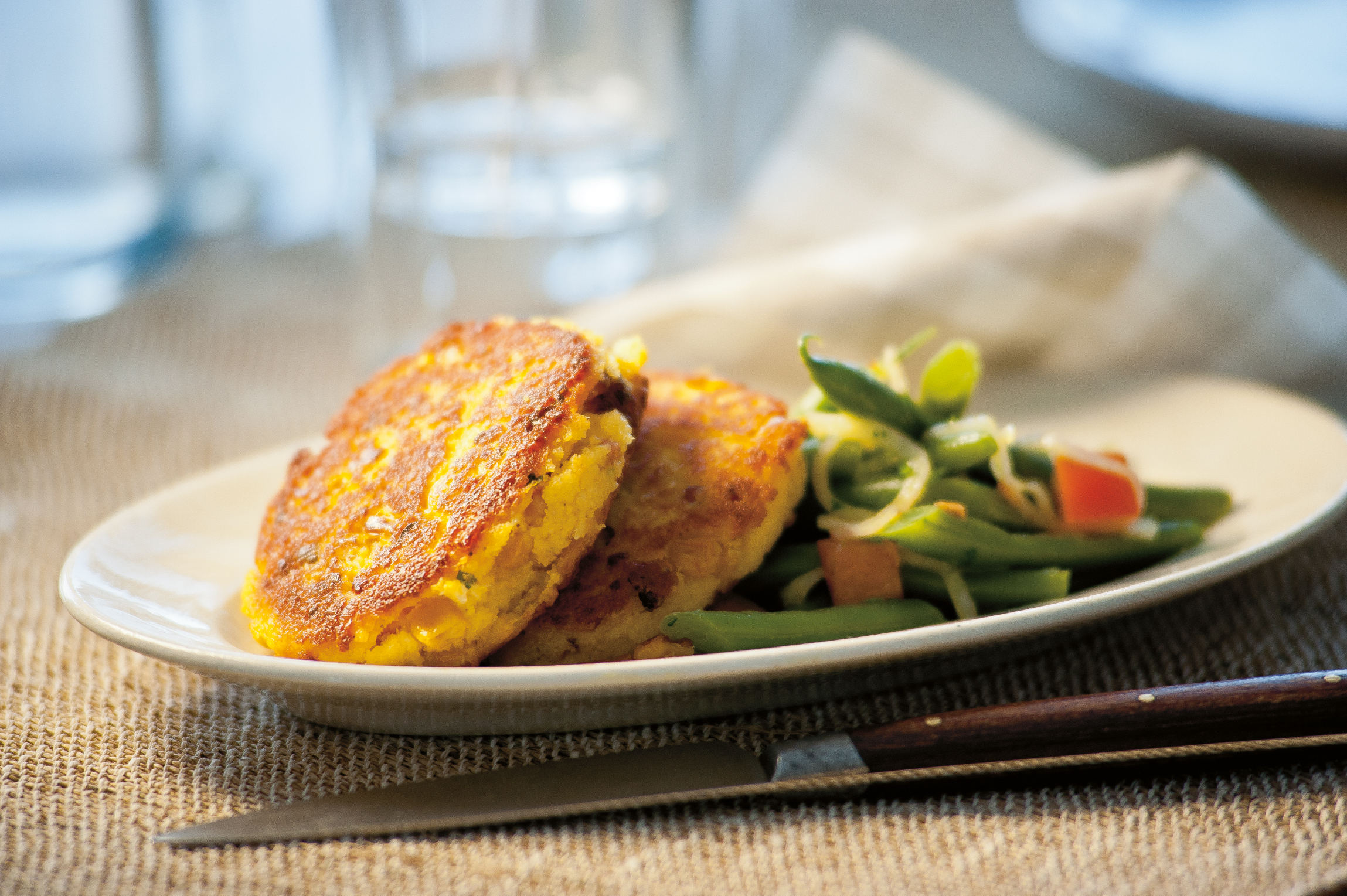 Mais-Speck-Burger auf Bohnensalat