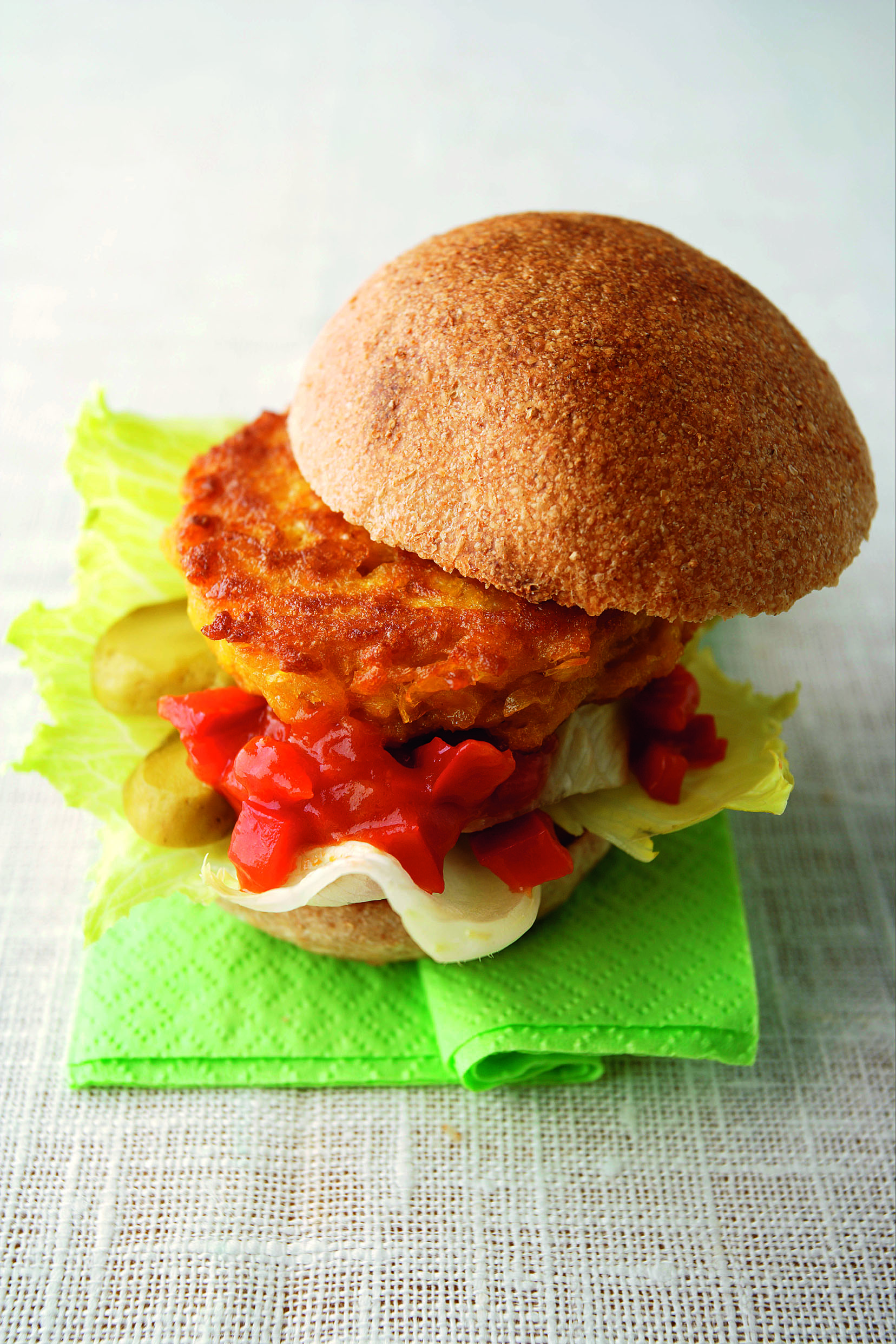 Maisburger mit pikantem Ketchup (Veggie-Burger)