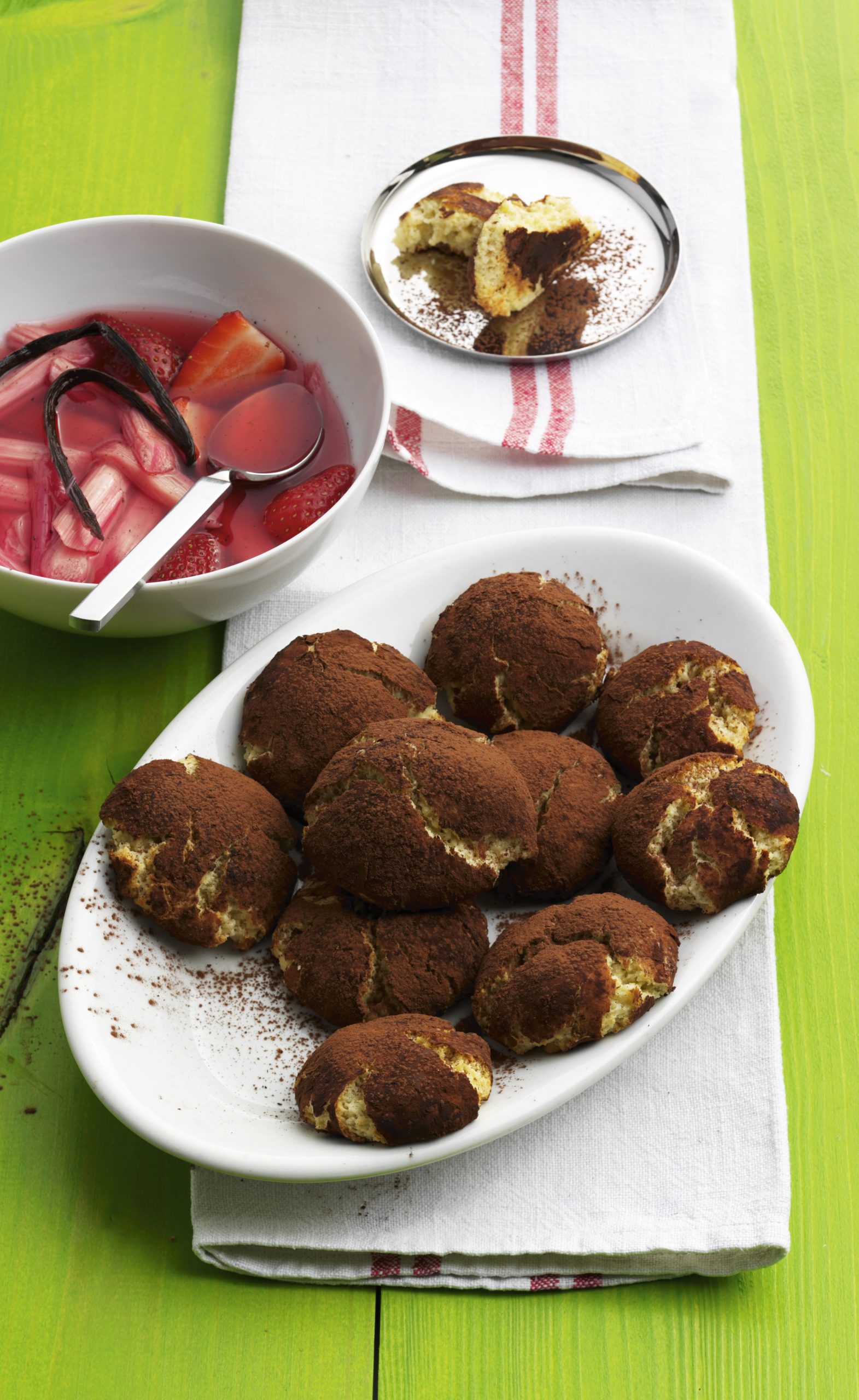 Makronen mit Erdbeeren und Rhabarber