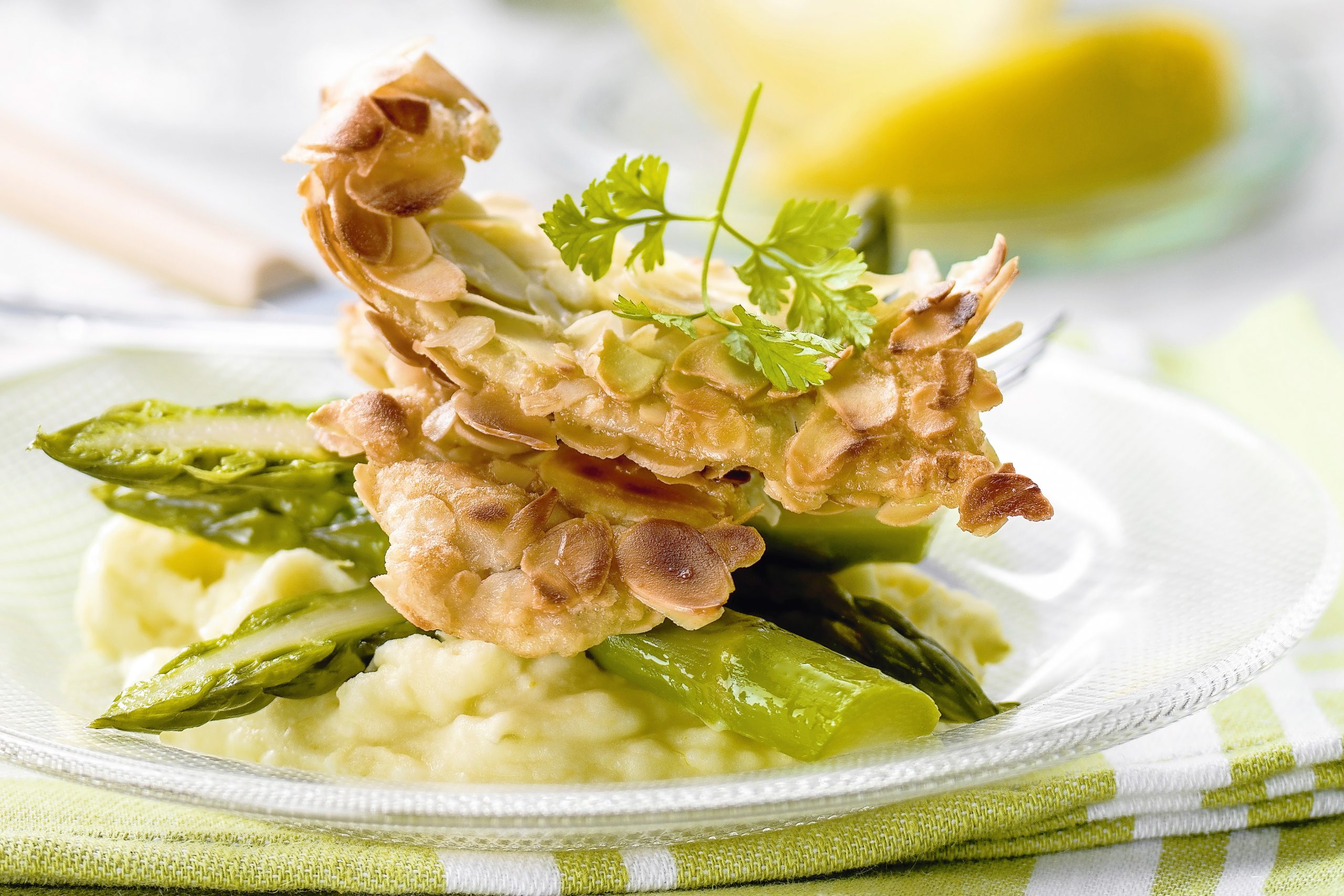 Mandel-Eglifilets mit Spargel-Kartoffelstock