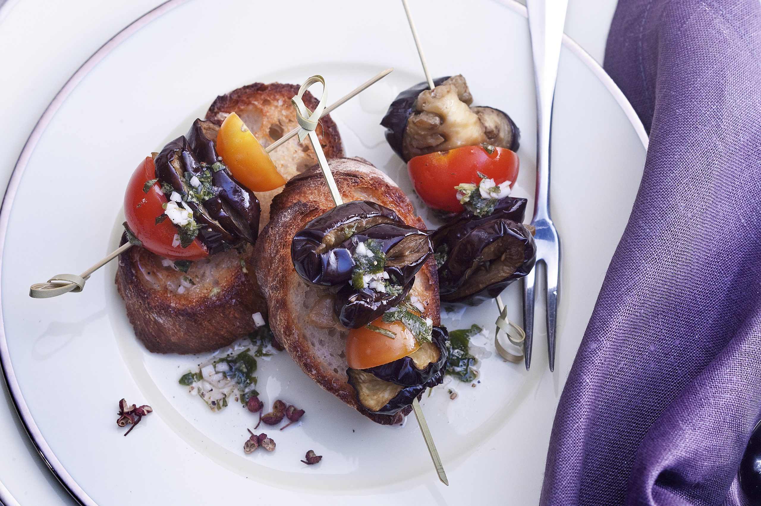 Brochettes d'aubergines marinées