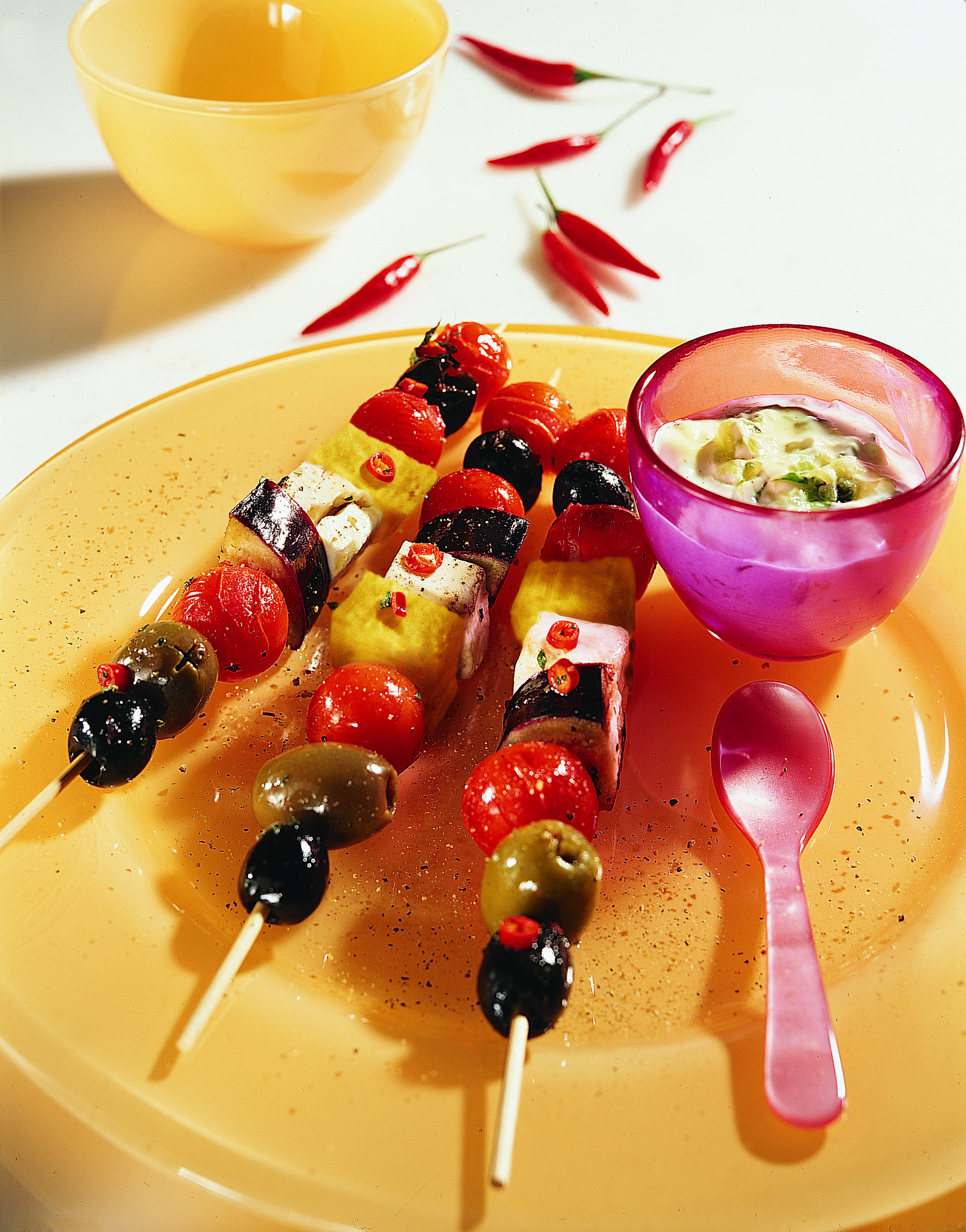 Brochettes végétariennes marinées au barbecue et sauce dip
