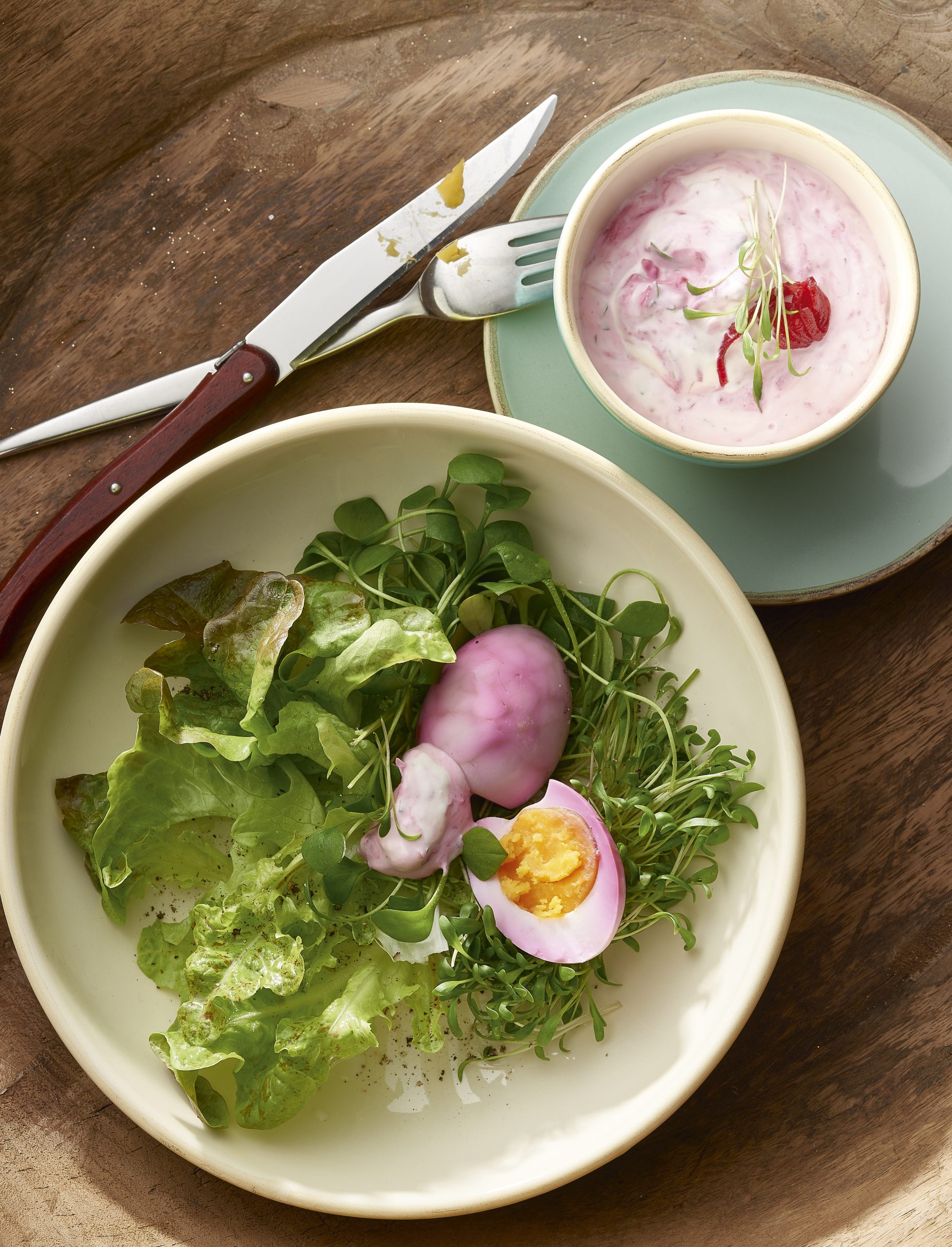 Oeufs marbrés et mousse betterave-cresson