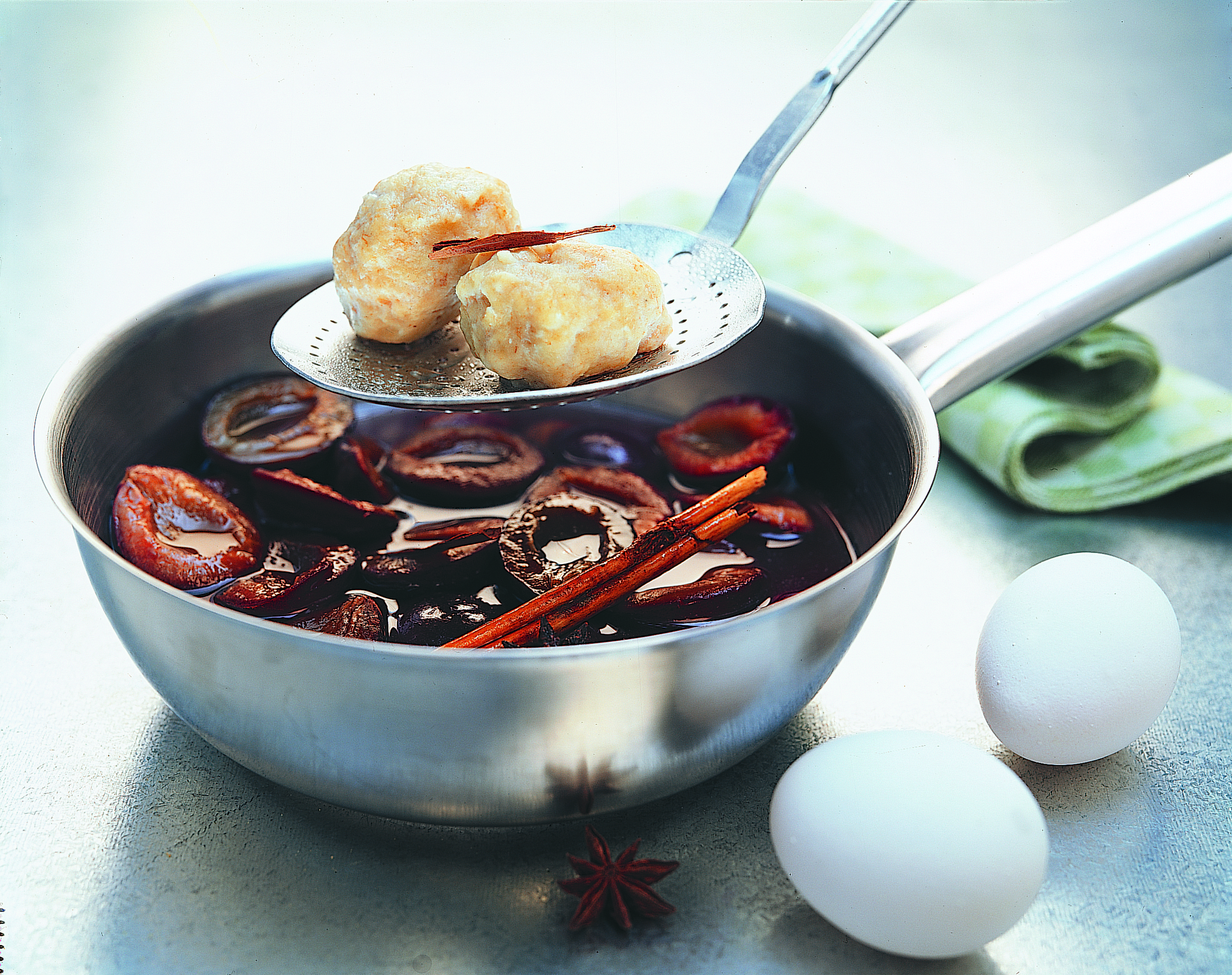 Compote de pruneaux et boulettes de massepain