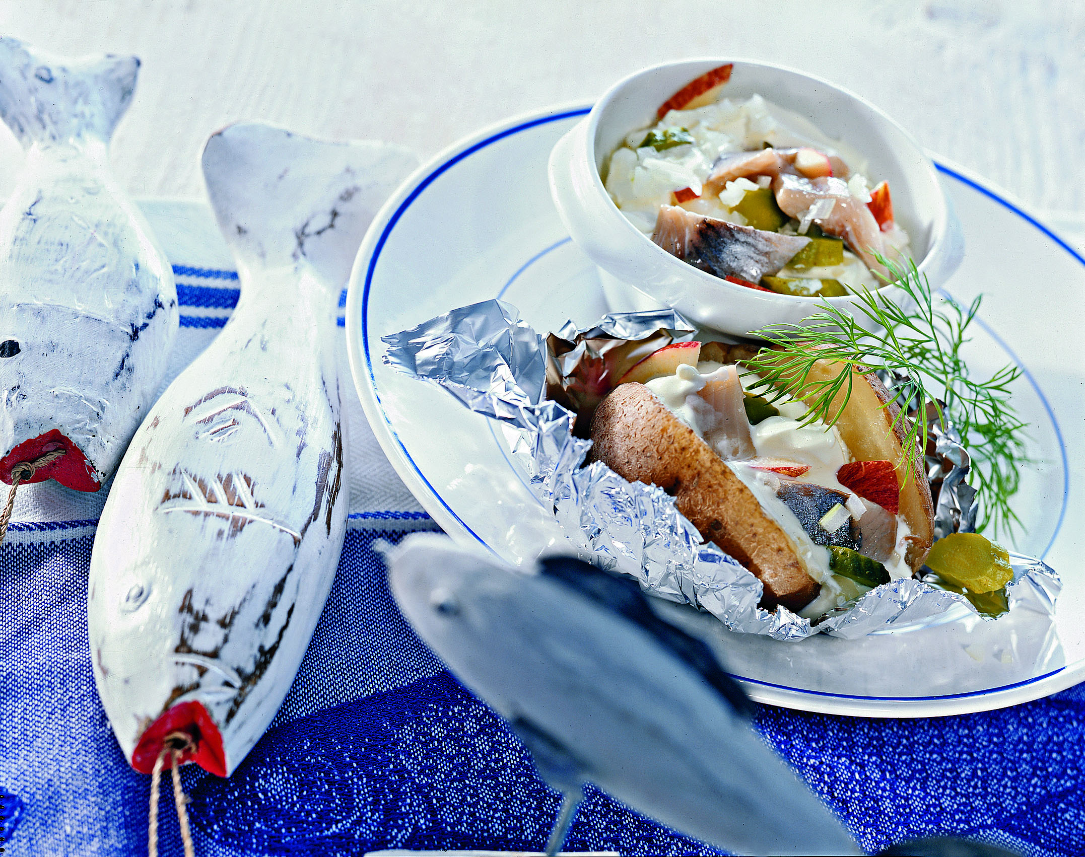 Matjes an Crème-fraîche-sauce in Folienkartoffeln