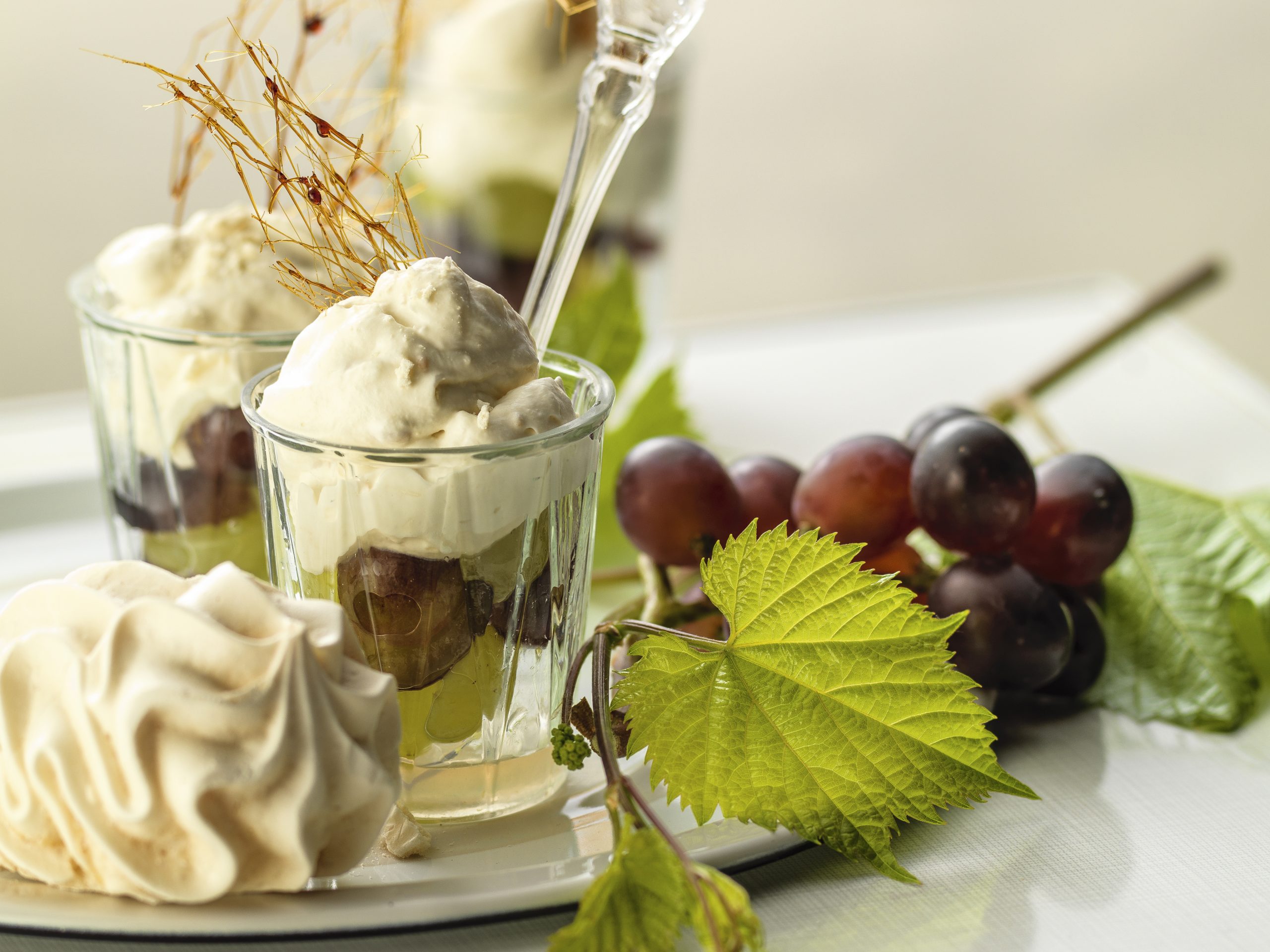 Meringue-Caramel-Rahm mit Trauben