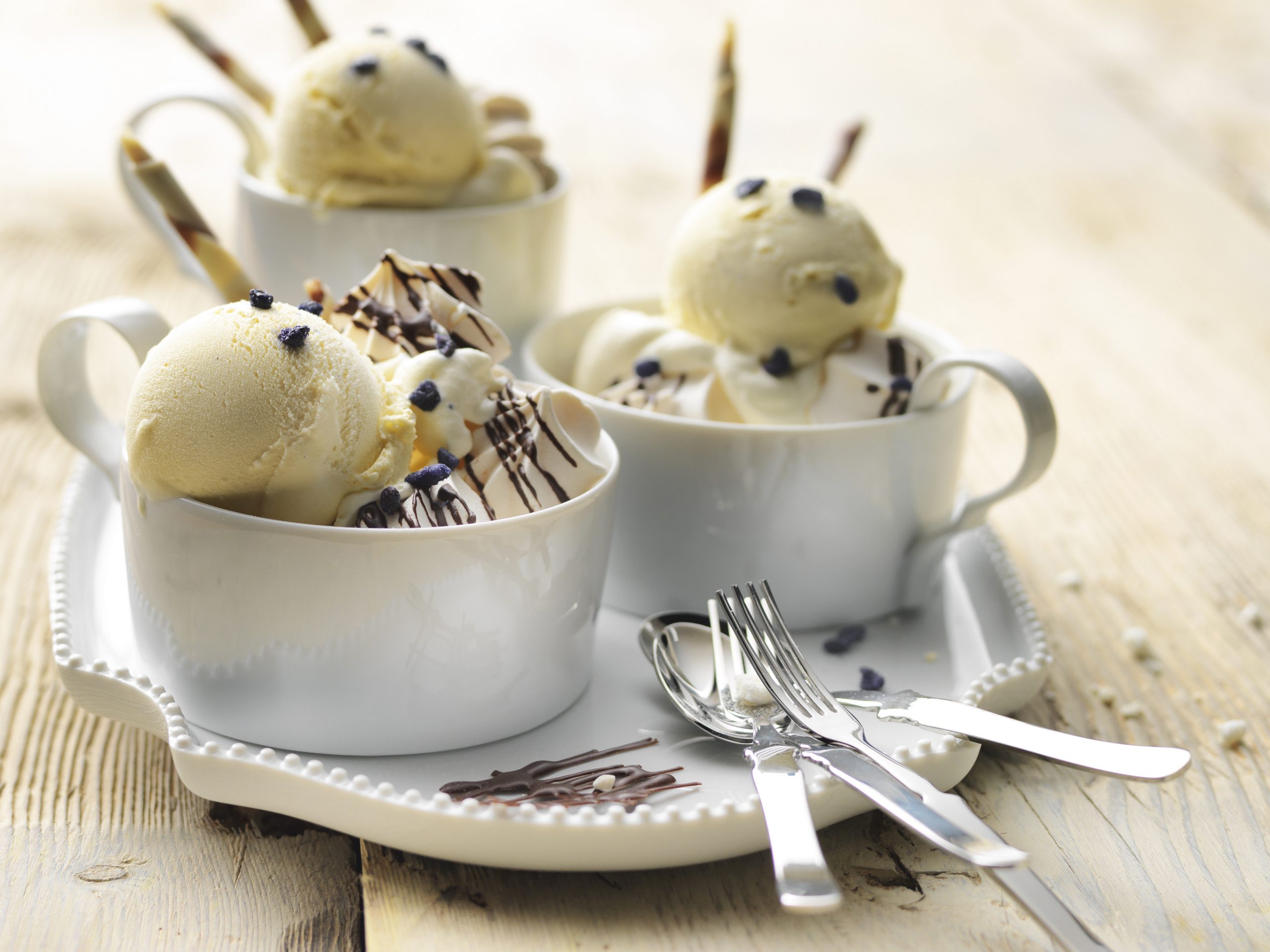 Meringue-Schokoladen-Becher