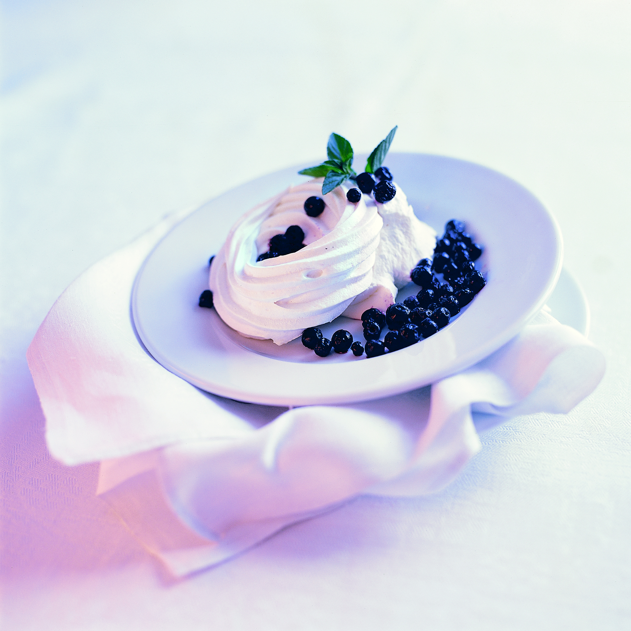 Anneaux de meringue à la crème à la vanille et aux myrtilles