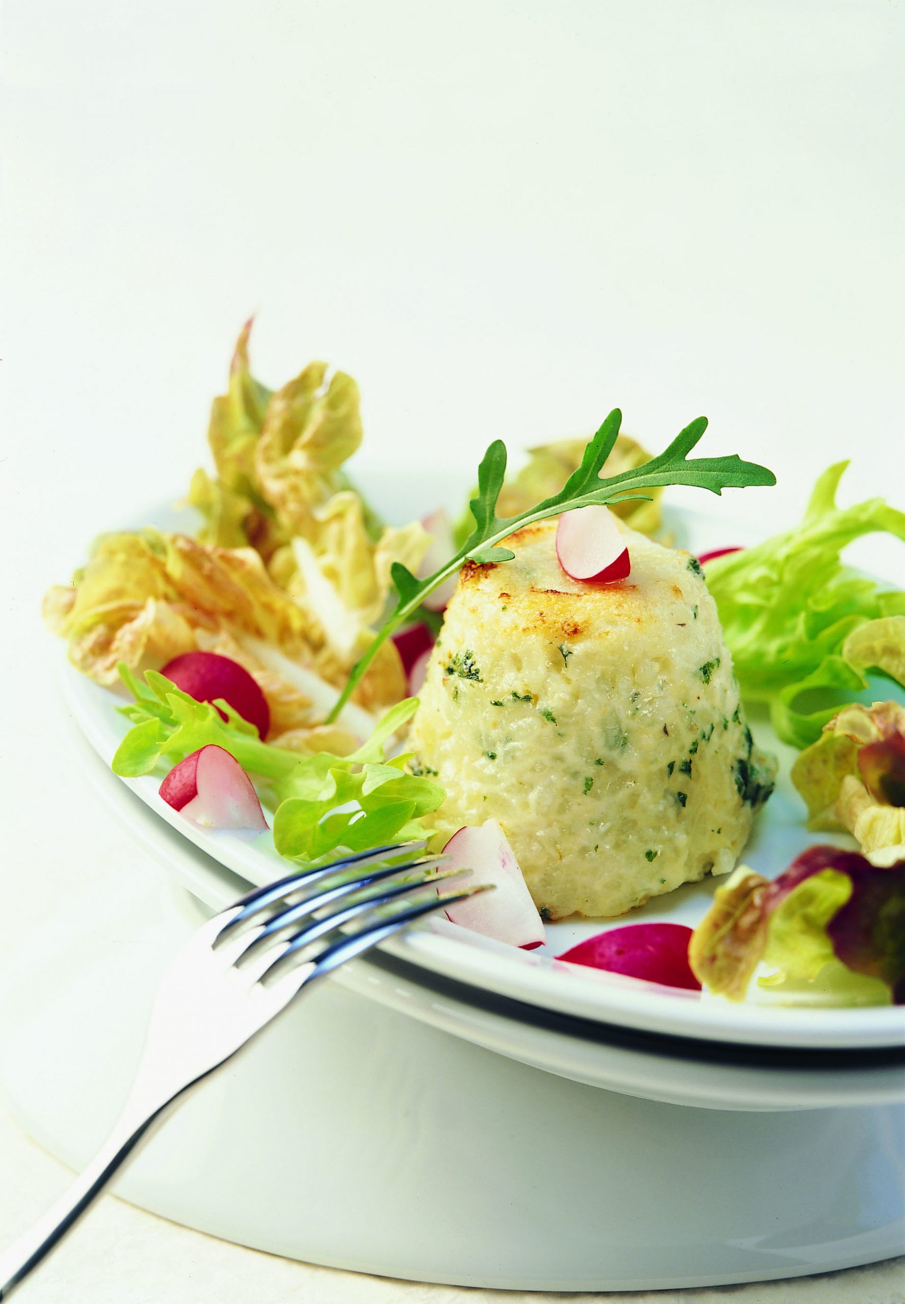 Milchreisköpfchen auf Salat