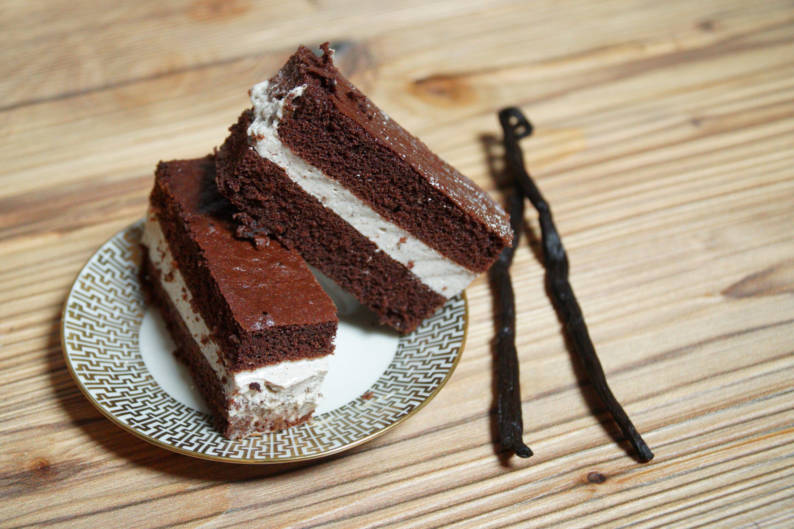 Milchschnitte mit Magerquark-Honig-Füllung