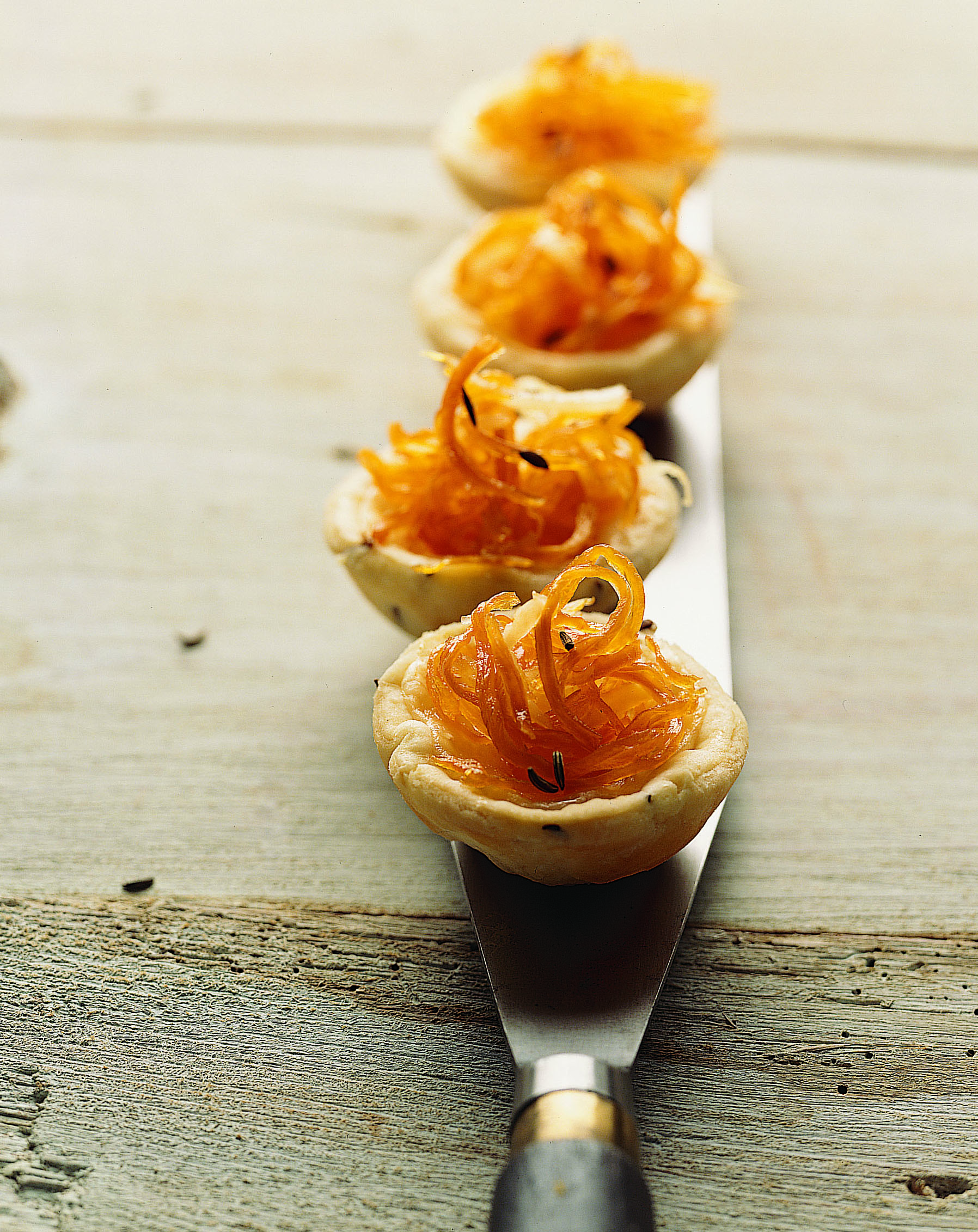Mini-quiches au fromage et chutney carottes-ail