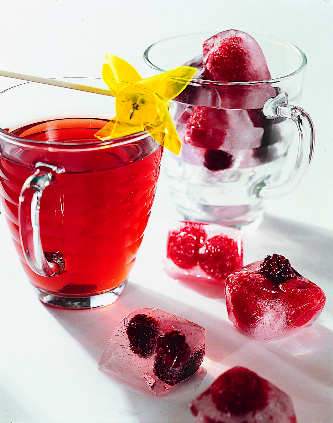 Minze-Früchte-Tee mit bunten Beeren-Eiswürfeln