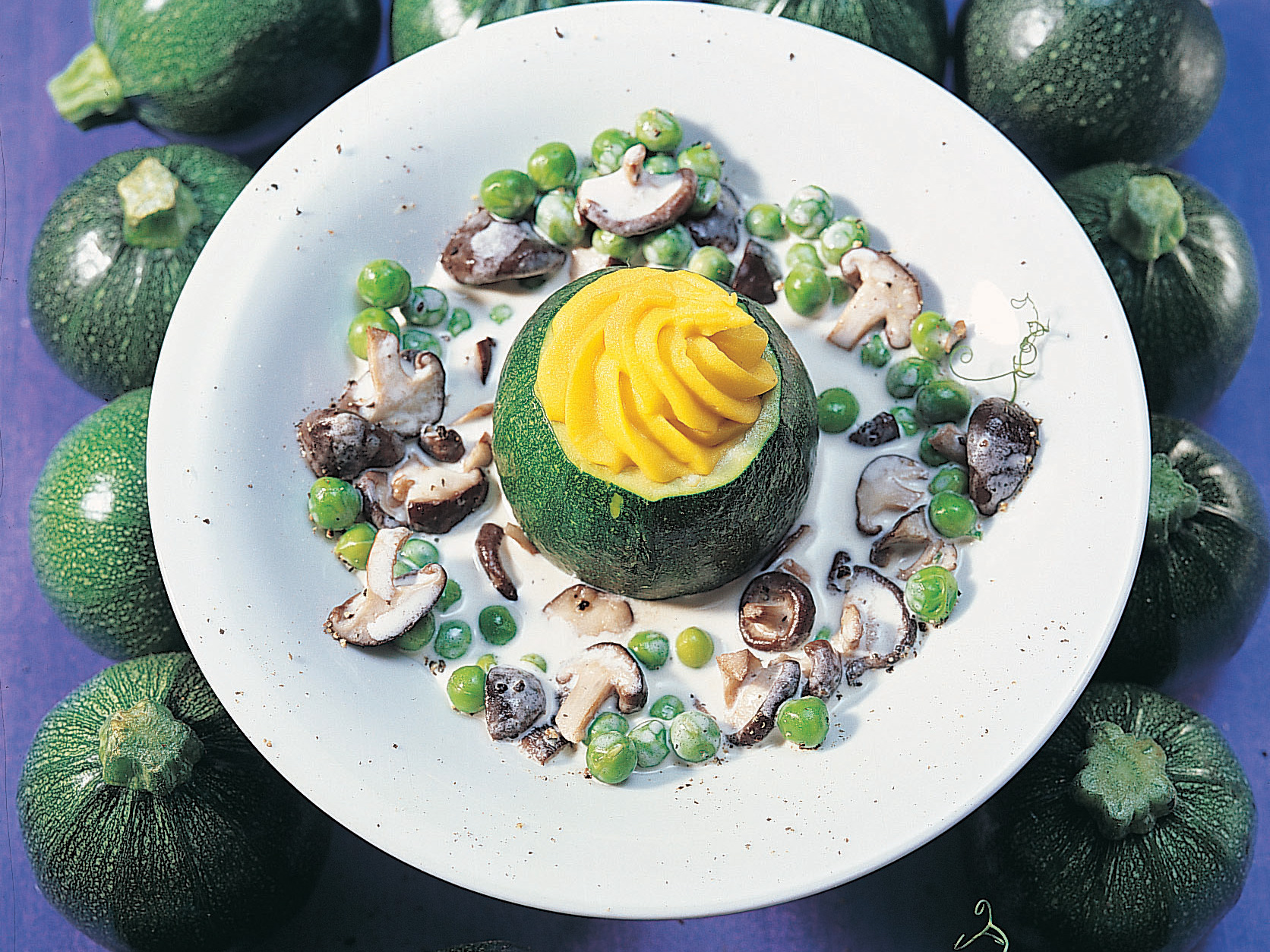 Courgette ronde mousseline au safran, sauce shiitake et petits pois