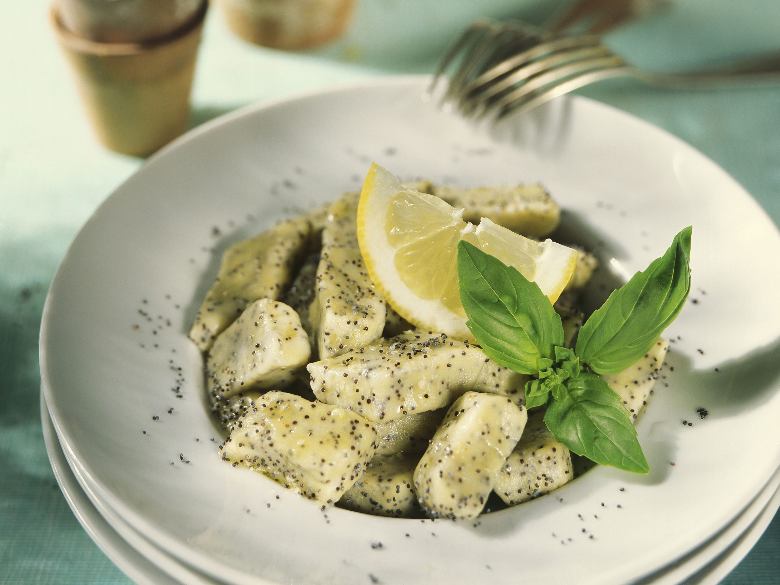 Gnocchi au pavot, sauce citronnée au basilic