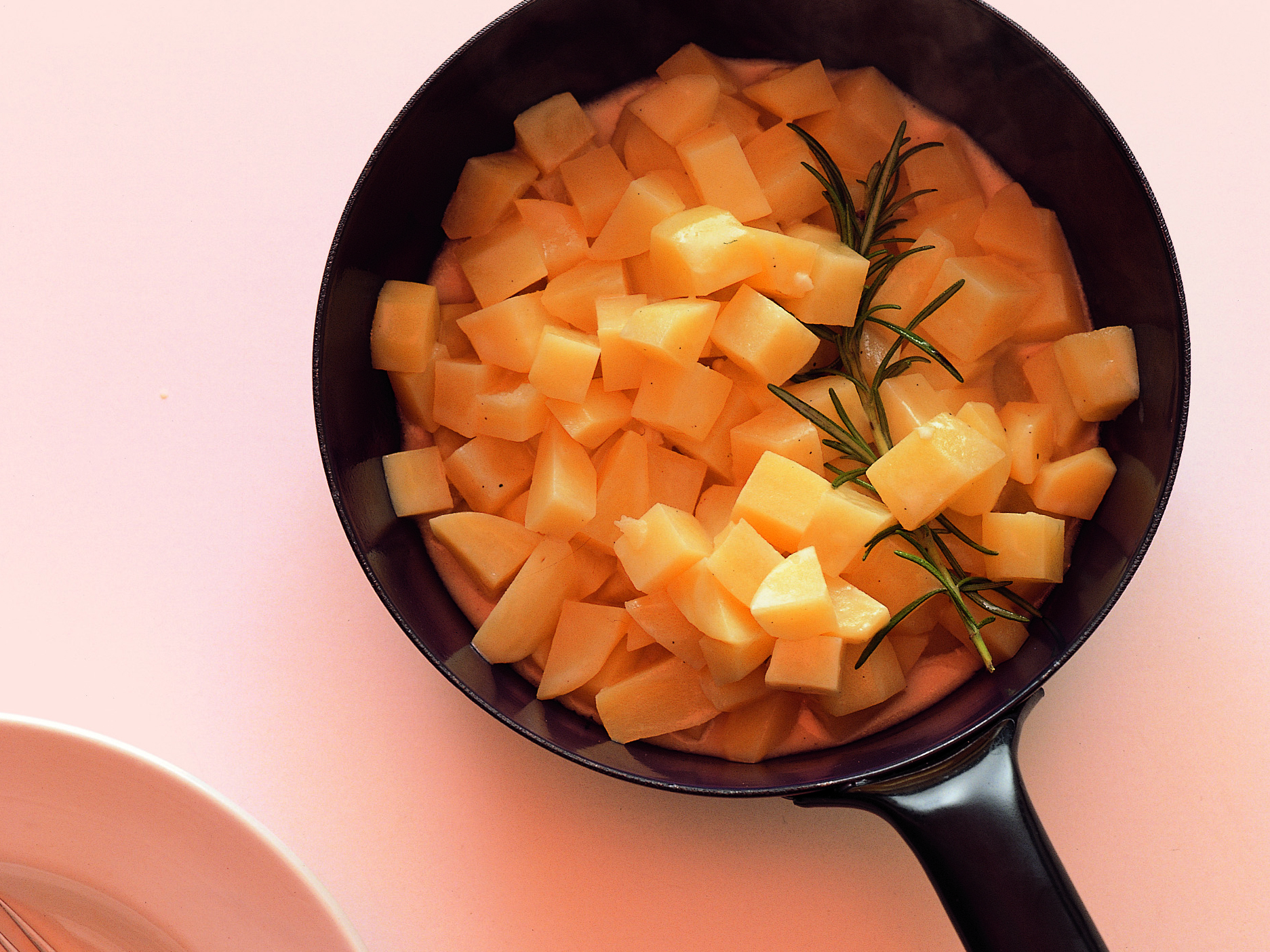 Pommes de terre au jus de pomme et au romarin