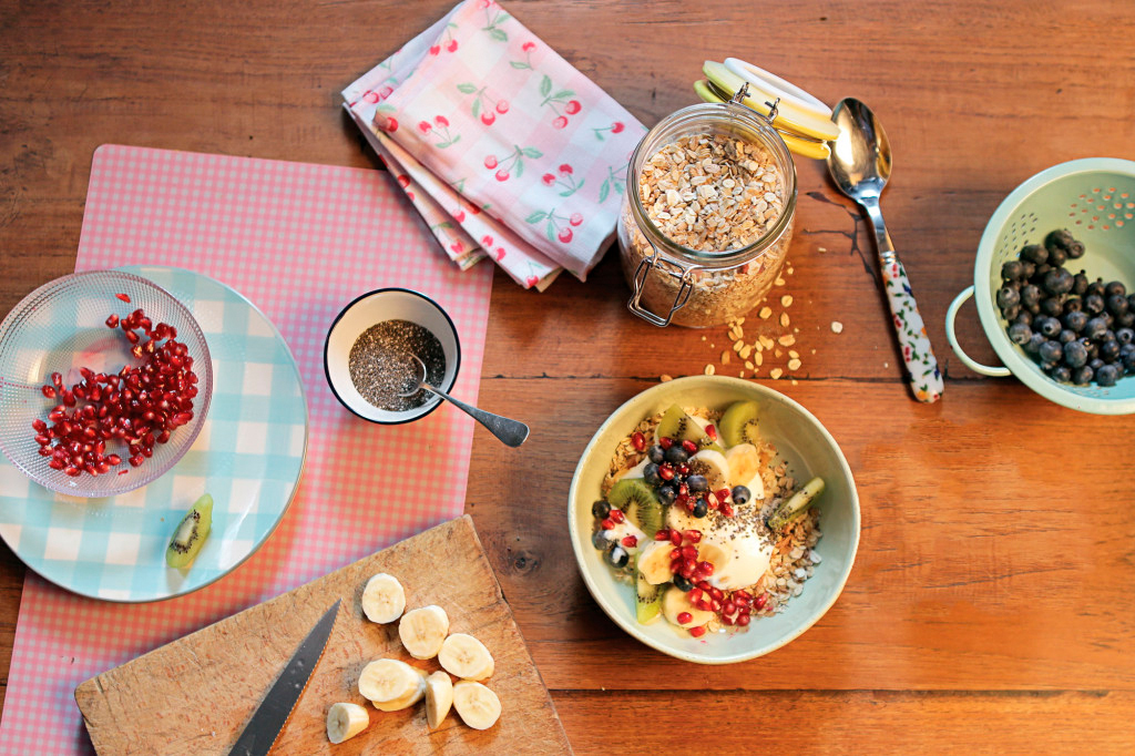 Müesli mit Früchten und Protein-Joghurt