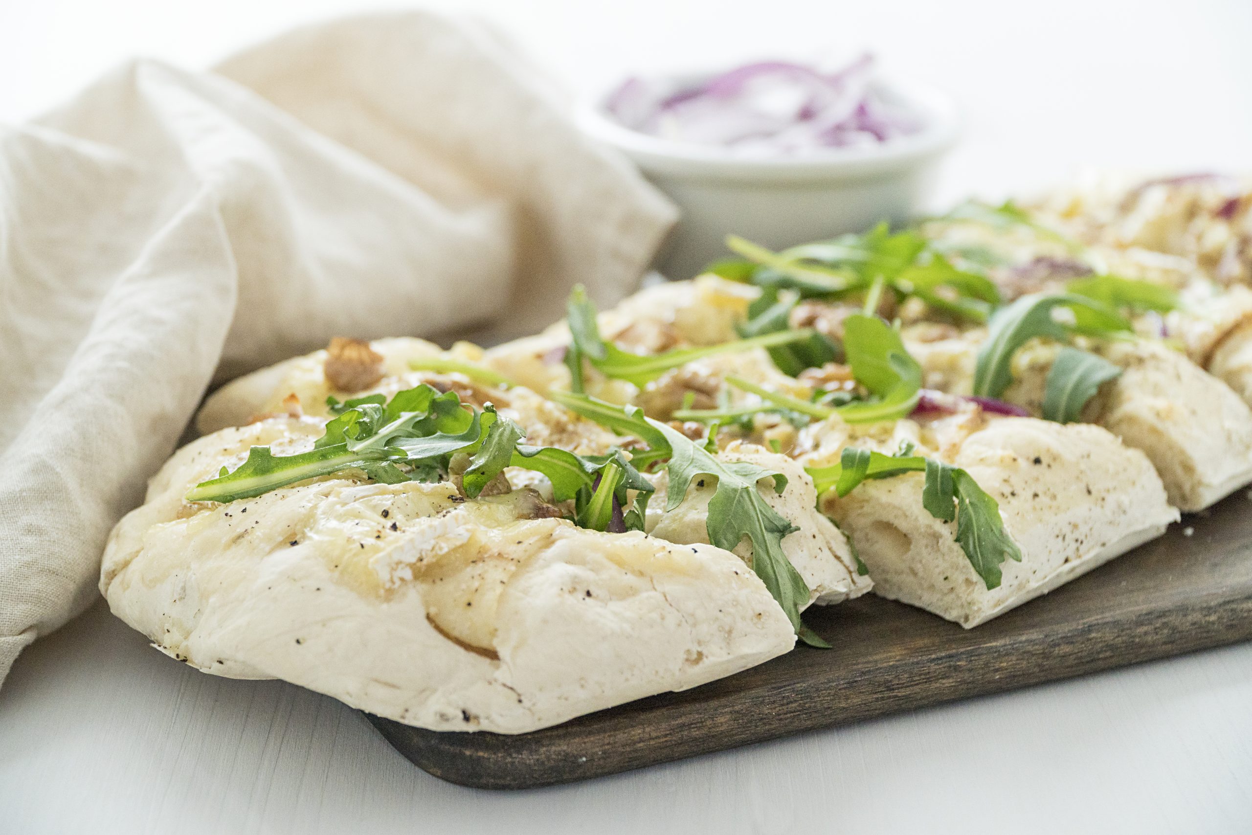 Naan-Brot-Pizza mit Birnen und Brie
