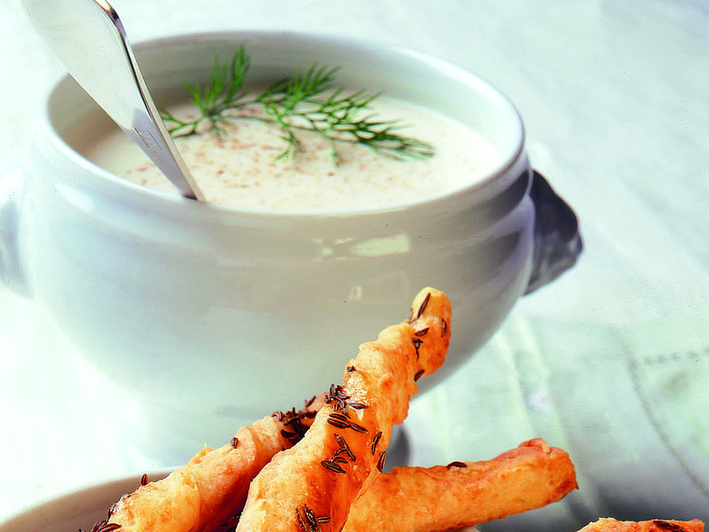 Neuenburger Weissweinsuppe mit Käse-Kümmel-Stängel