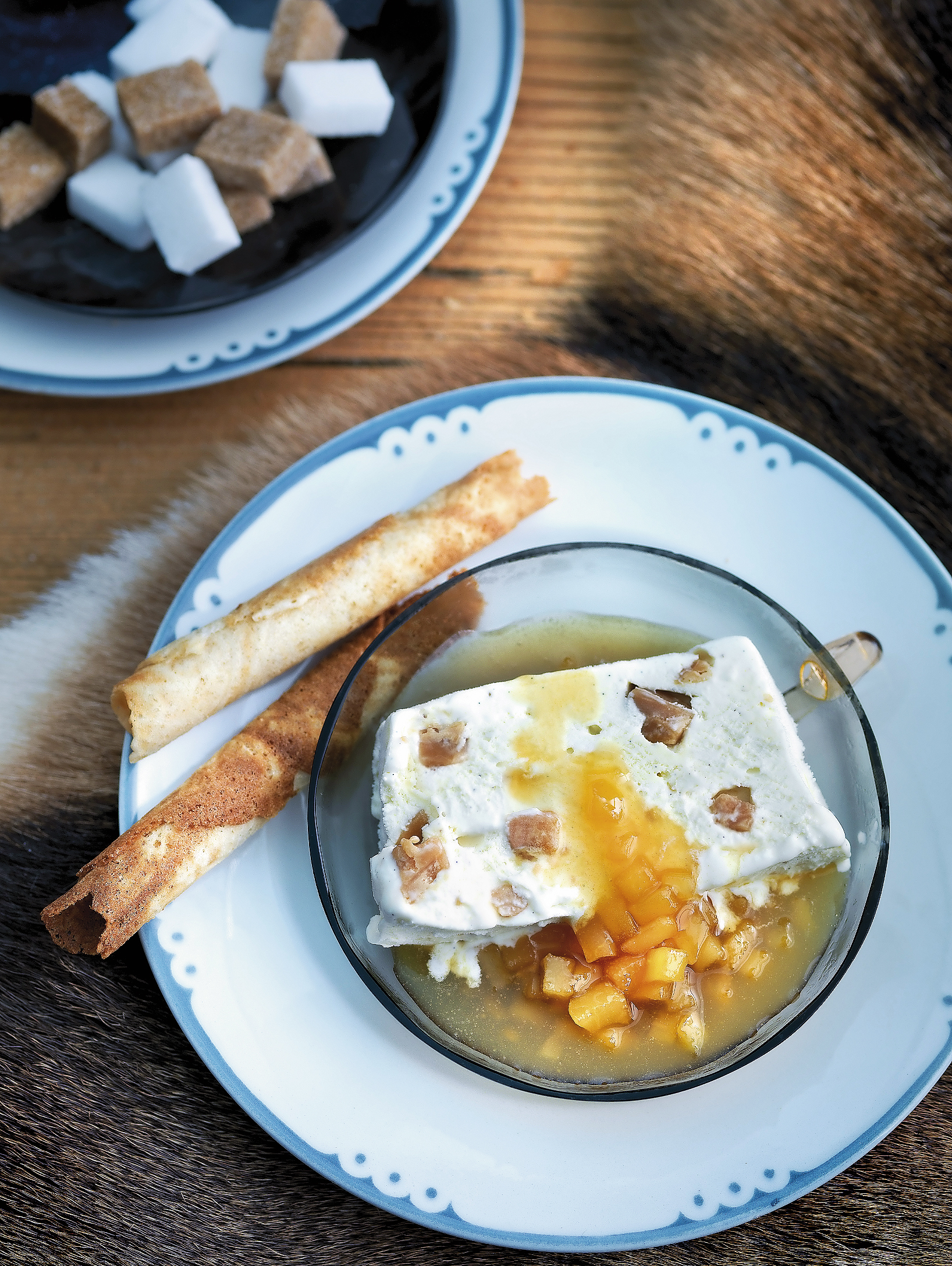 Nidletäfeli-Parfait mit Quittenkompott