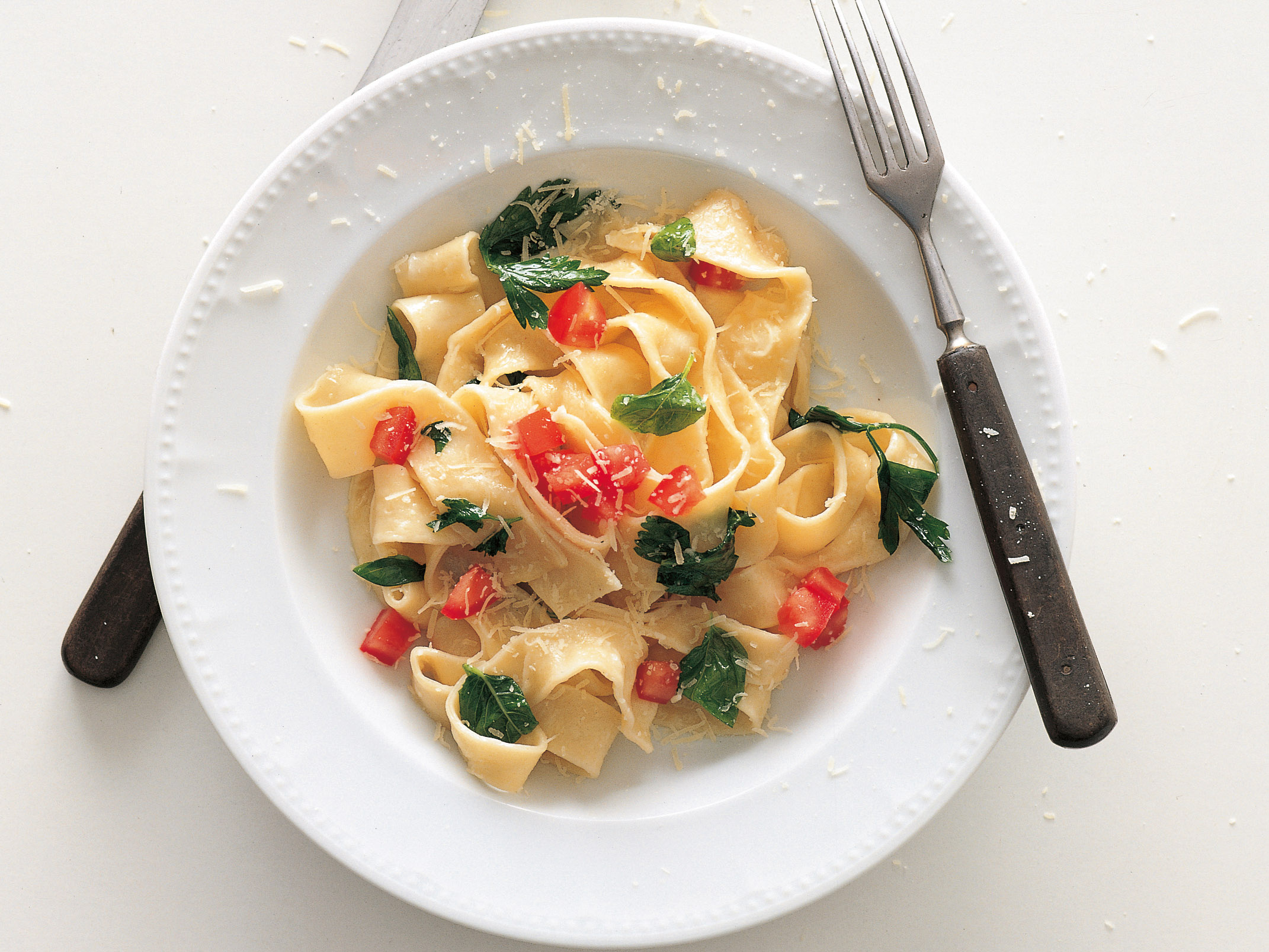 Nudeln hausgemacht mit Kräutern und Tomaten