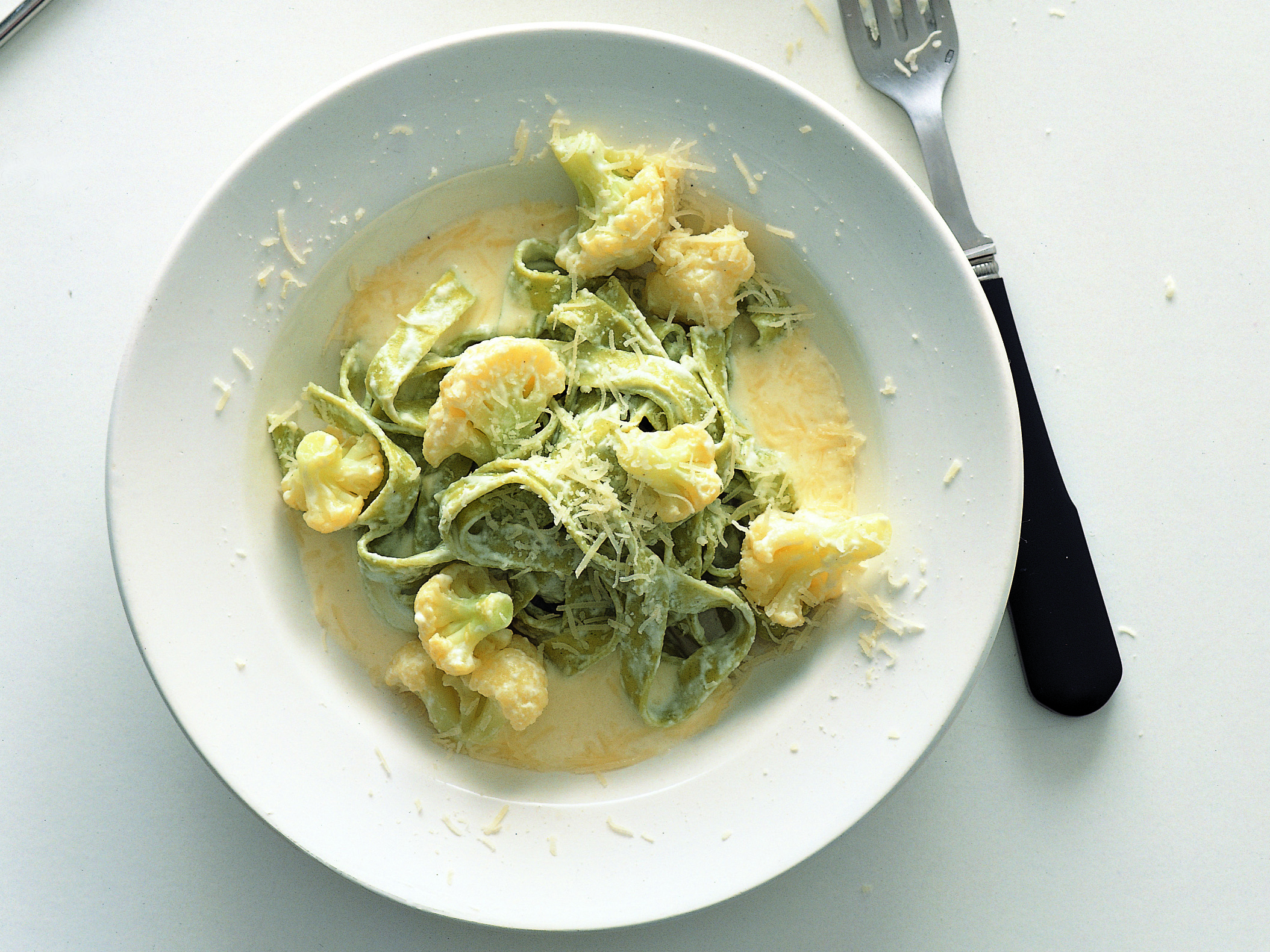 Nudeln mit Blumenkohl an Frischkäse-Sauce