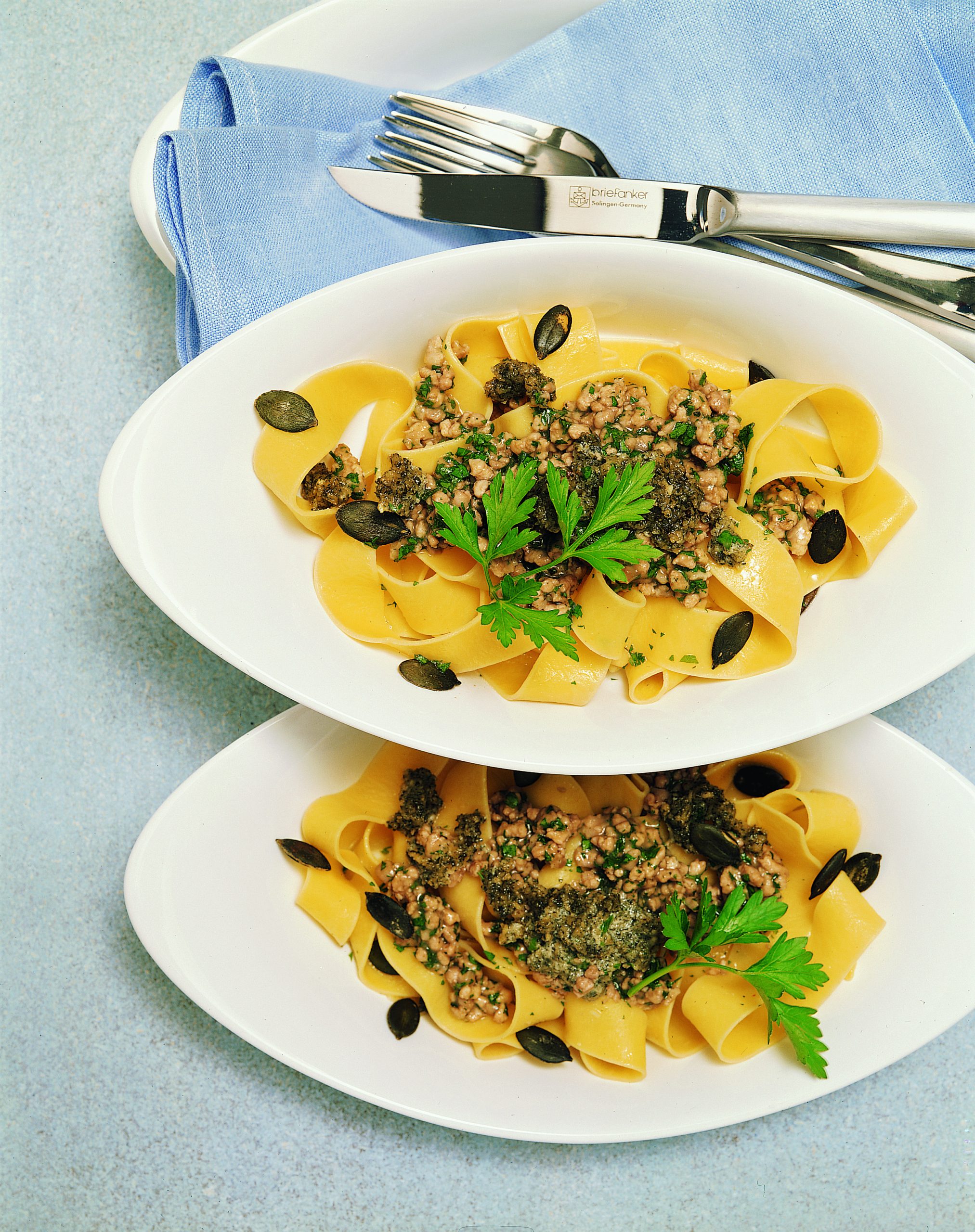 Nudeln mit Kalbfleischsauce und Kürbiskernpesto
