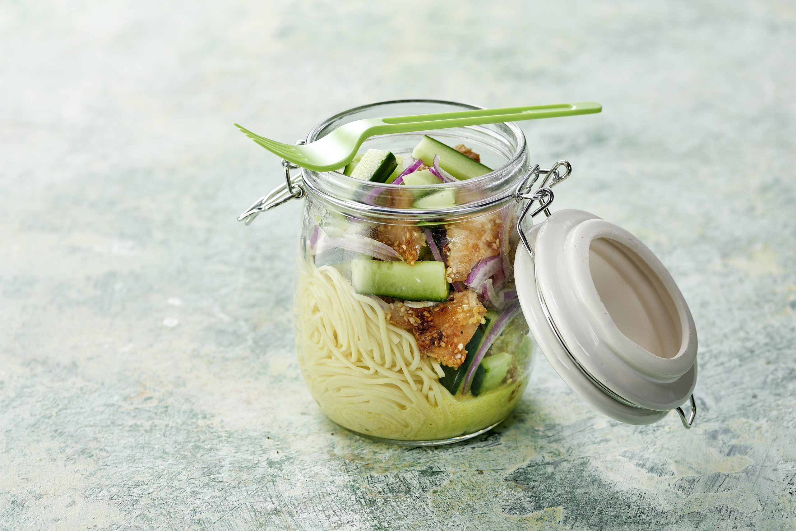 Nudelsalat im Glas mit Poulet