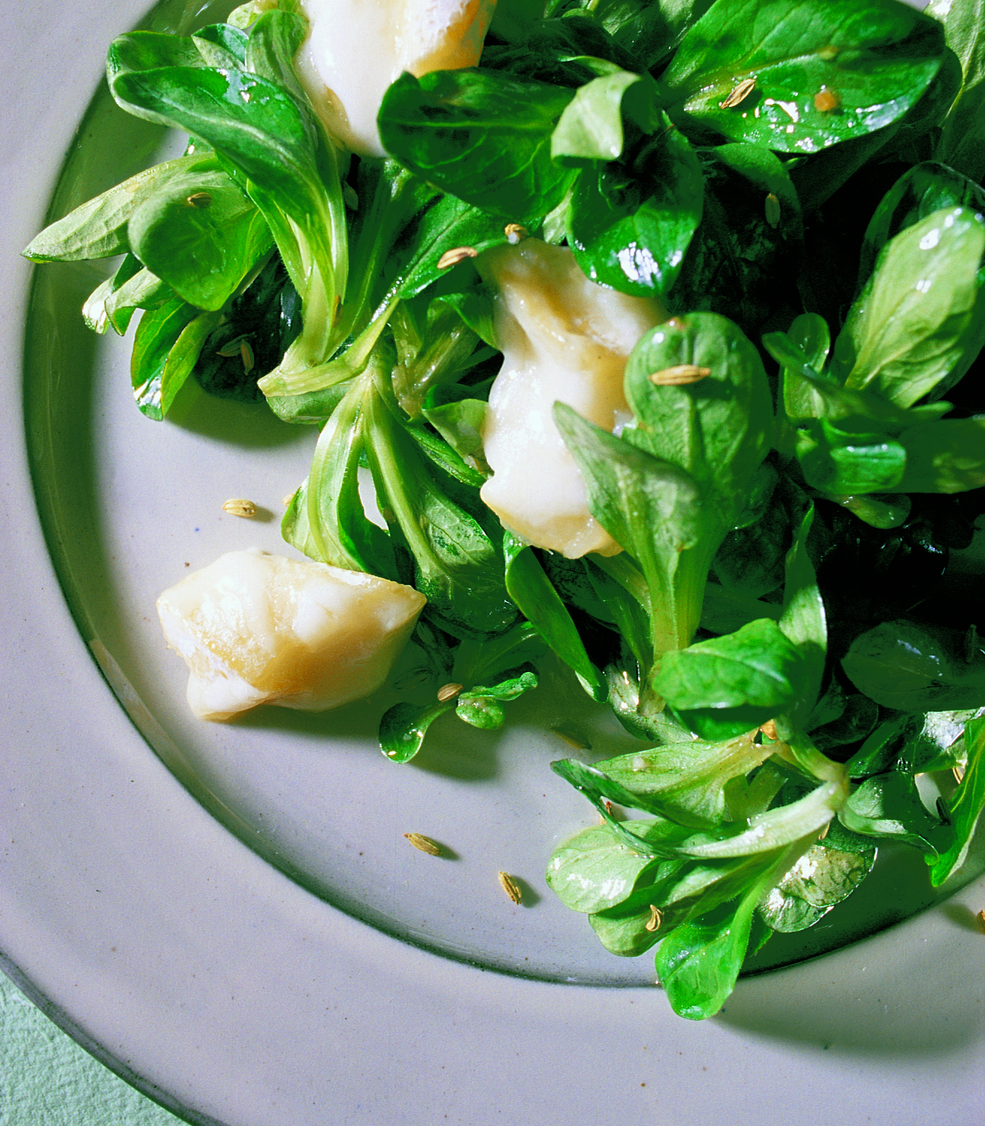 Salade de mâche au fromage rôti et aux graines de fenouil grillées