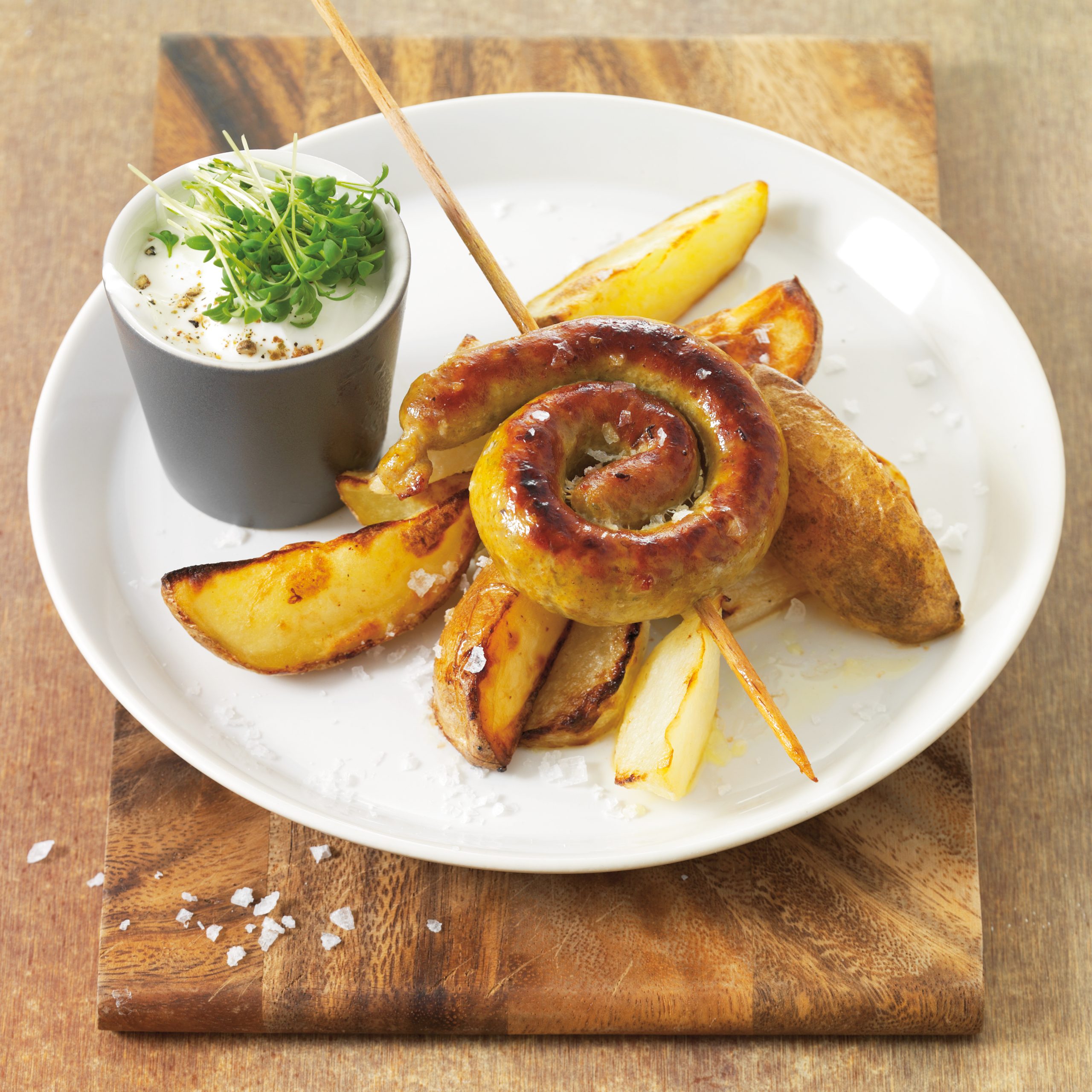 Saucisse à rôtir avec quartiers de pommes de terre et de colrave