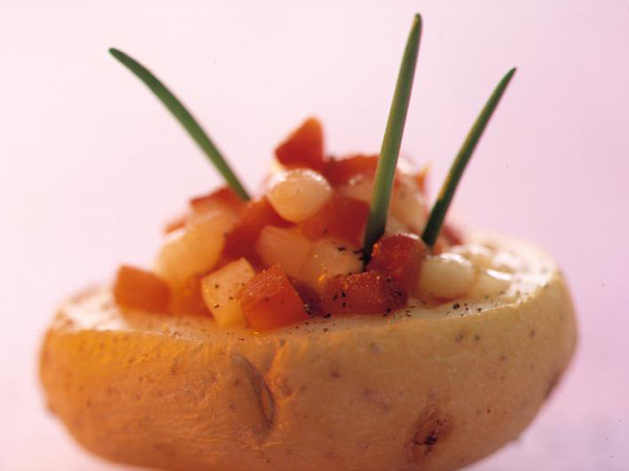 Pommes de terre au four farcies à la raclette et aux poivrons