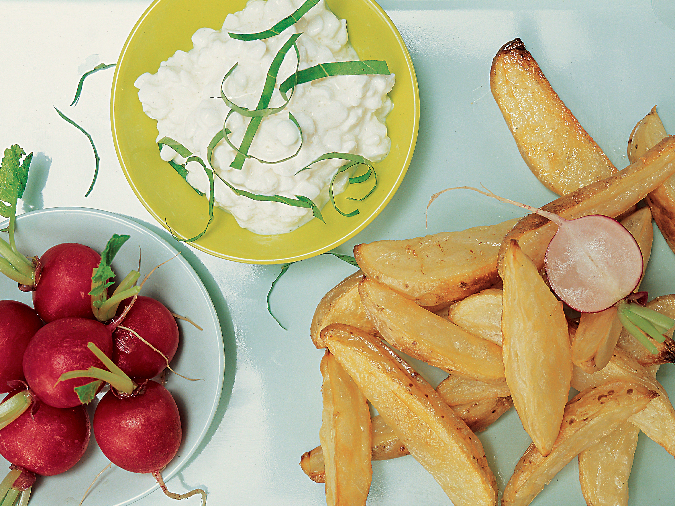 Potatoes, radis et cottage cheese à l'ail des ours