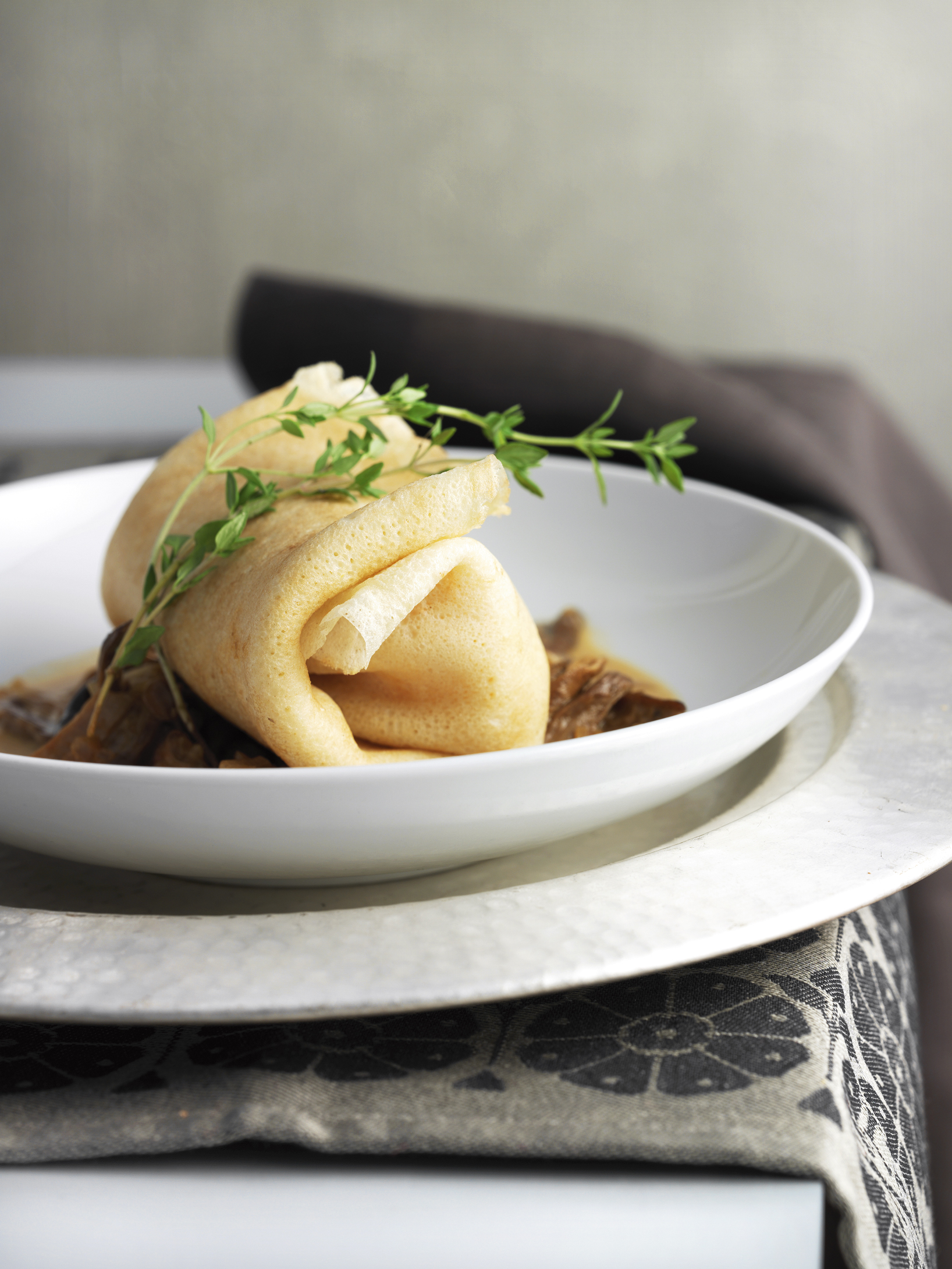 Omelettenwickel mit Kürbis an Steinpilzsauce