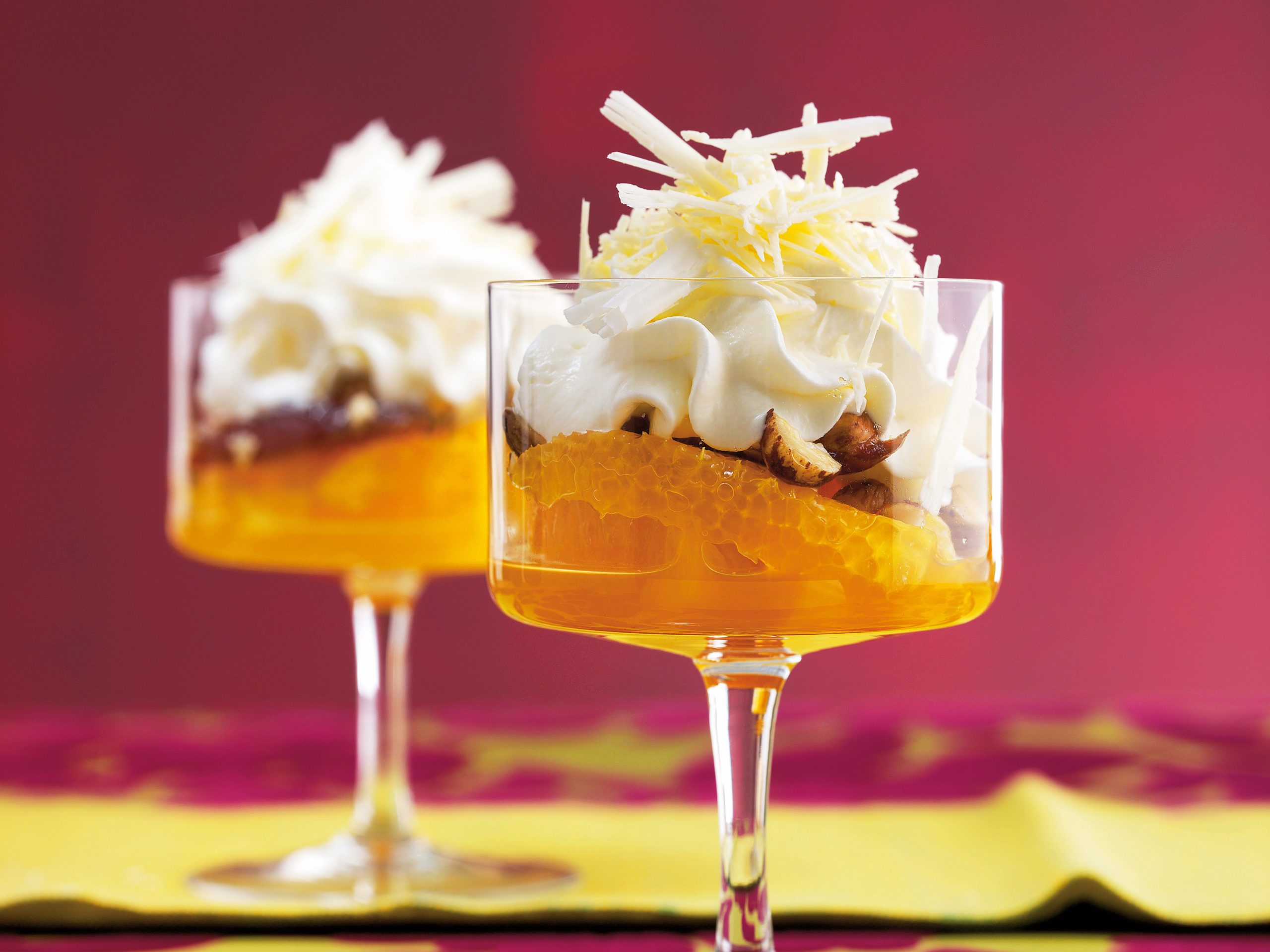 Orangen-Nuss-Salat mit weissem Schokoladenrahm