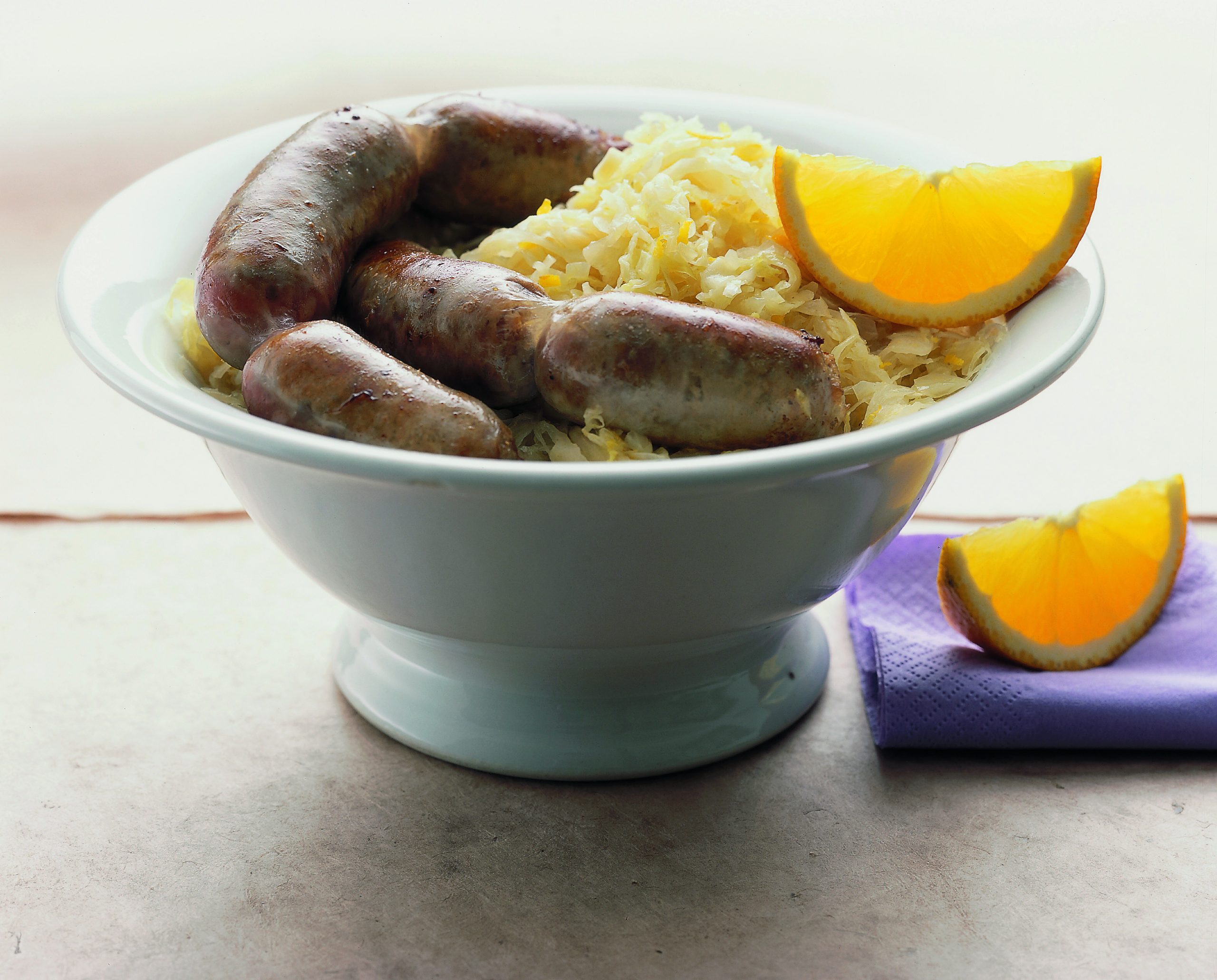 Choucroute à l'orange garnie de saucisses grilles