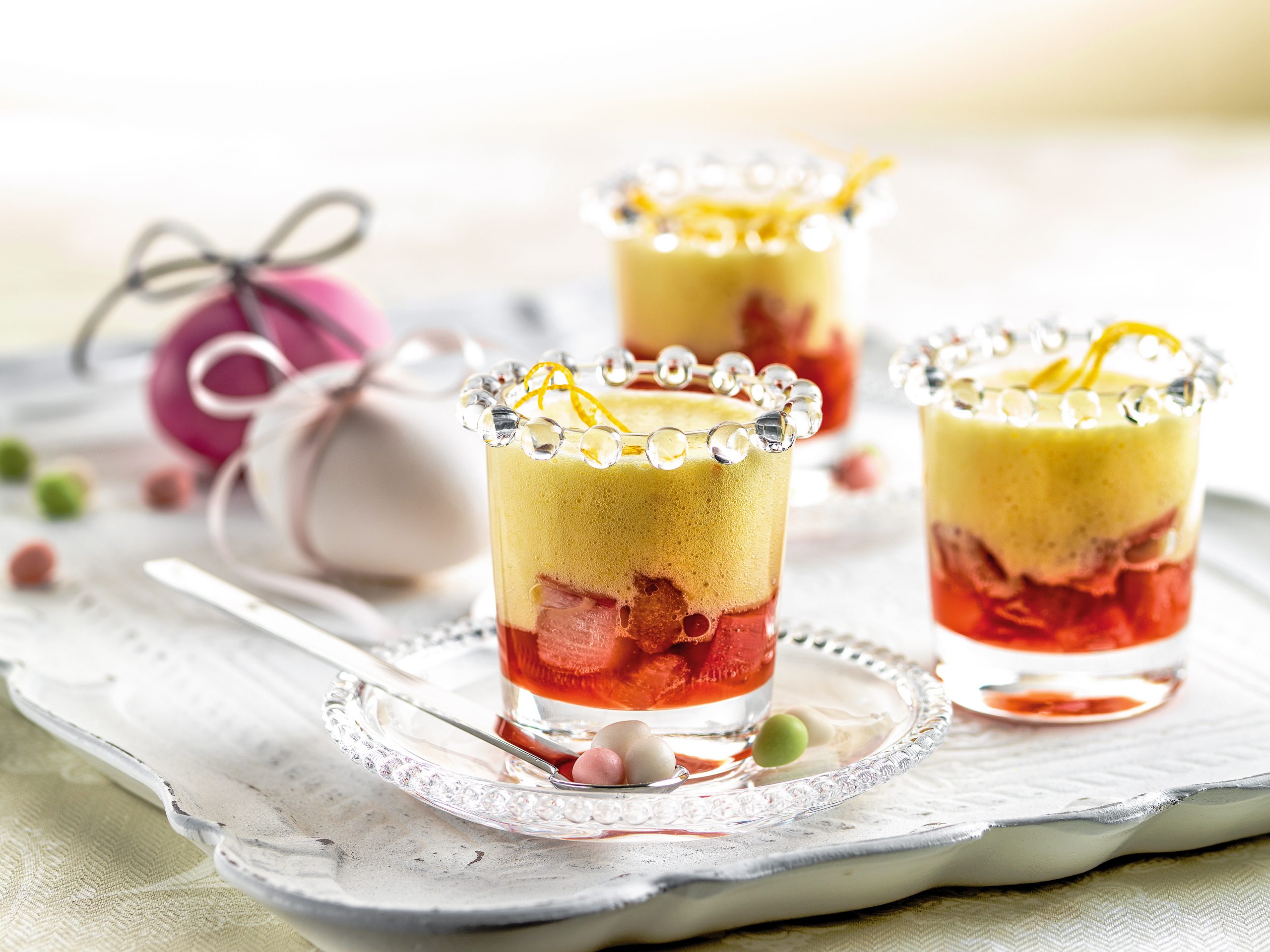 Orangen-Zabaione auf Rhabarber