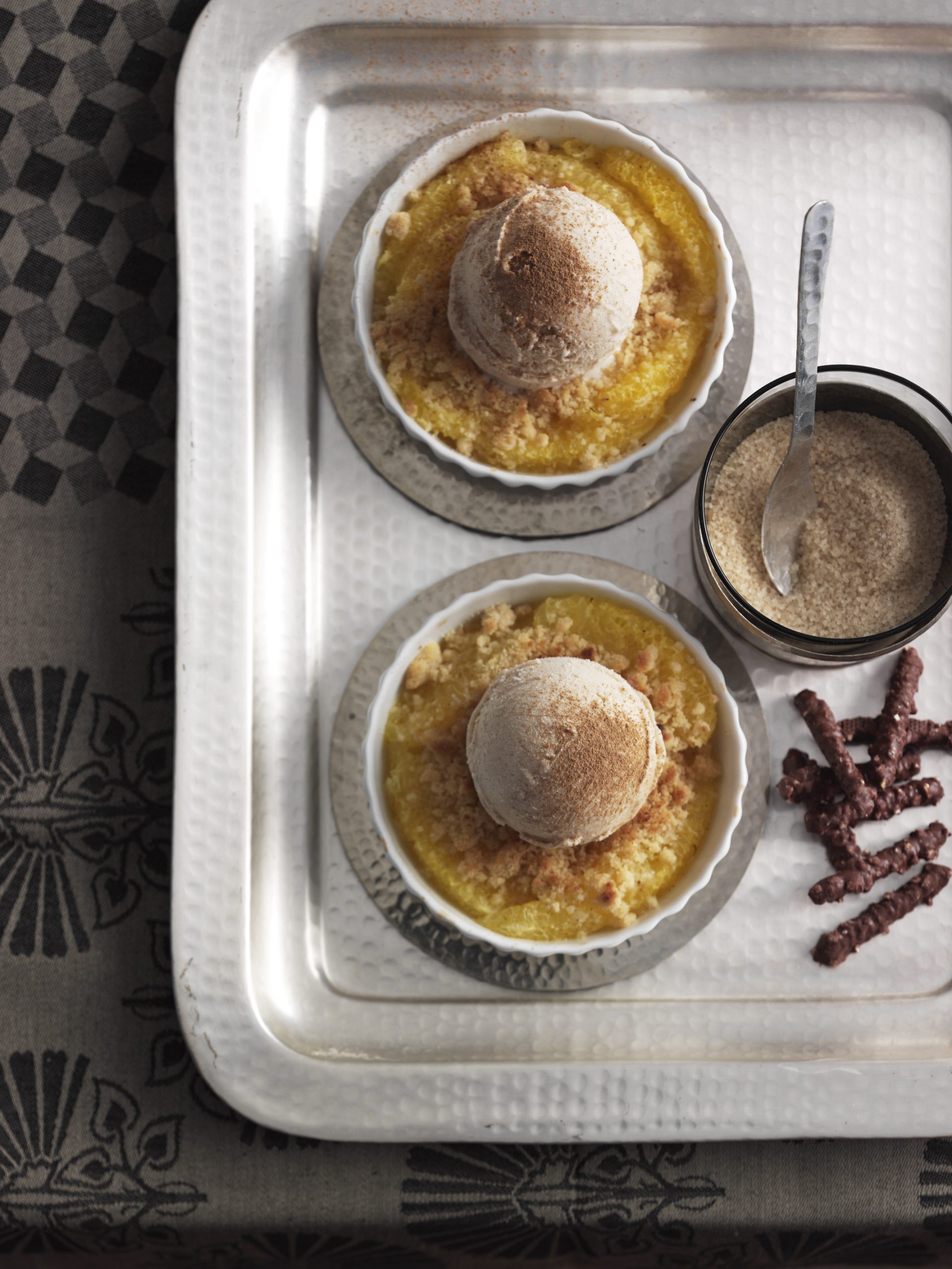 Orangencrumble mit Glace