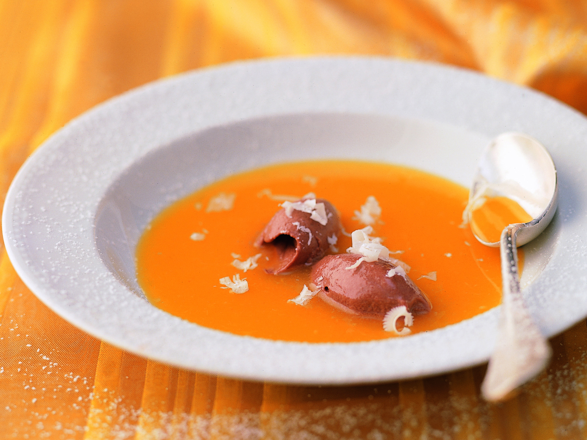 Soupe à l'orange garnie de mousse au chocolat