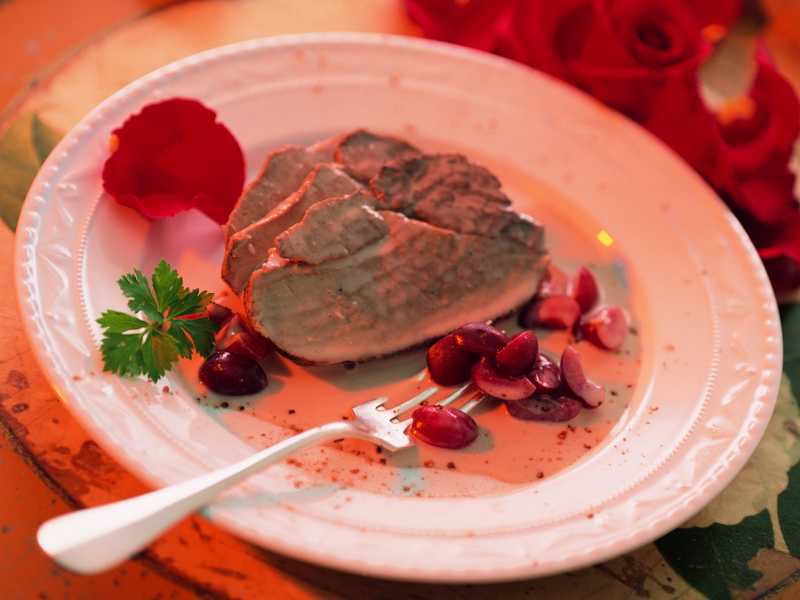 Orientalisch gewürzte Schweinsnuss mit Kirschen