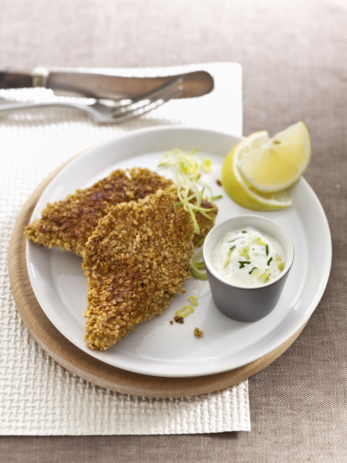 Panierte Schnitzel mit Kräuter-Crème-fraîche