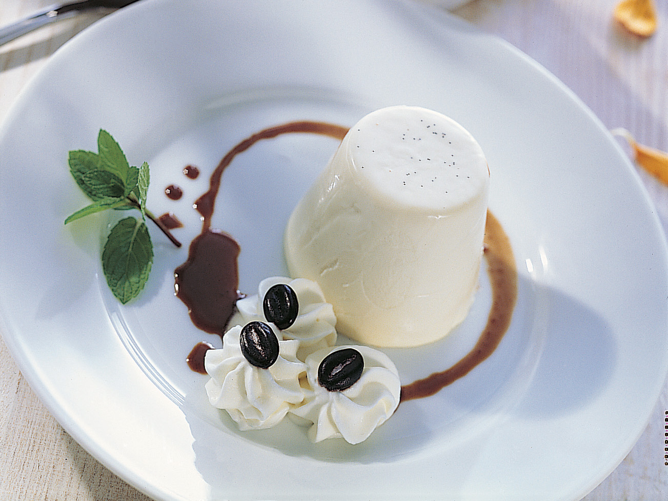 Panna cotta mit Espresso-Schokoladensauce