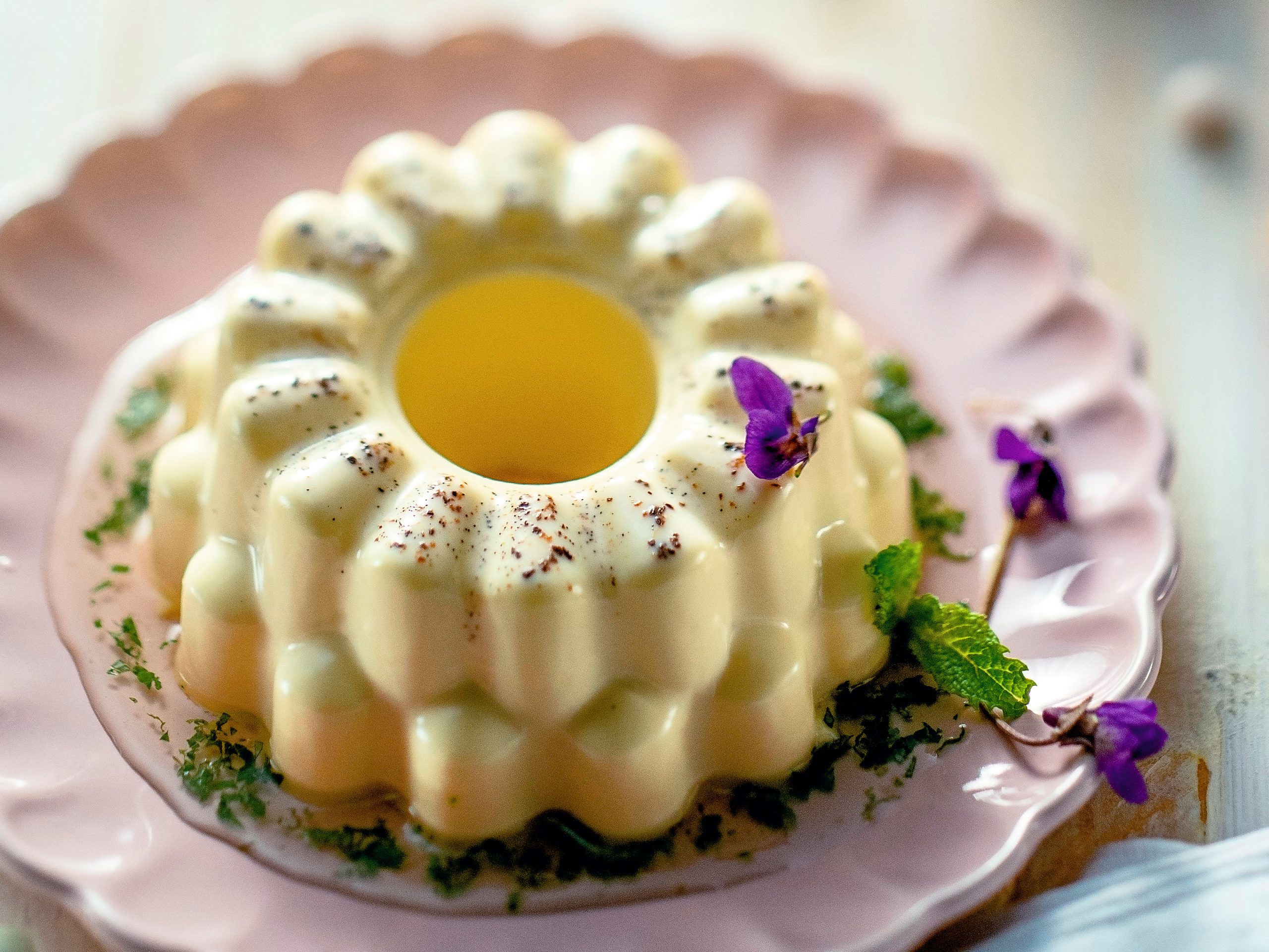 Panna cotta et sauce aux herbes sucrée