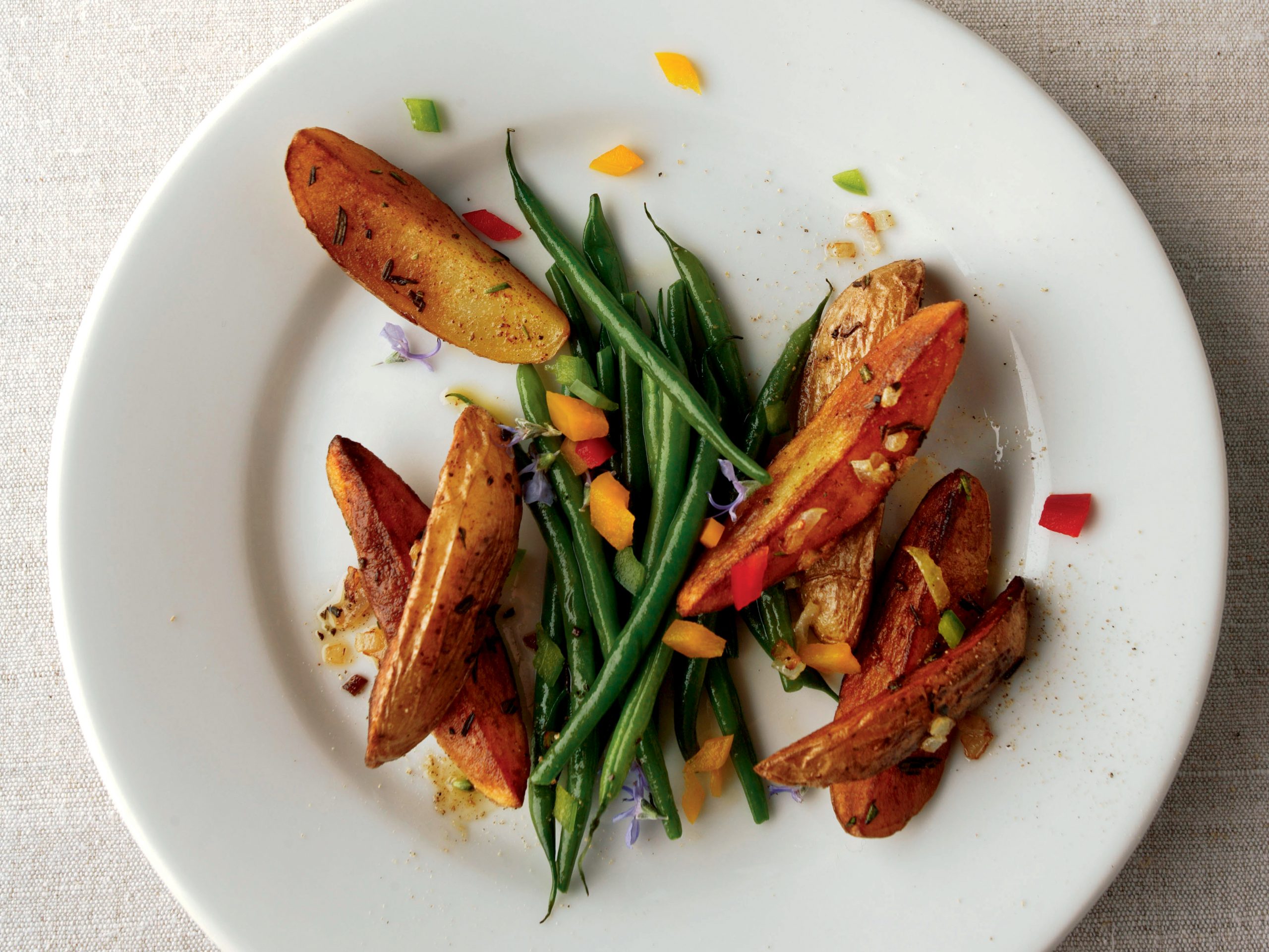 Paprika-Kartoffelwedges mit Bohnen und saurem Halbrahm