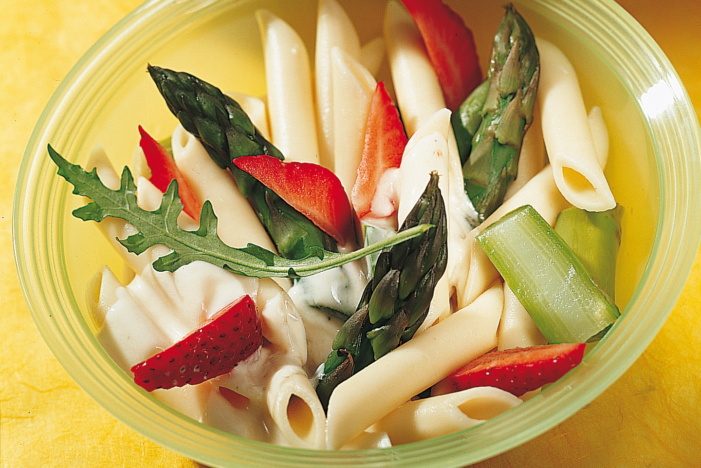 Pastasalat mit Spargeln, Rucola und Erdbeeren