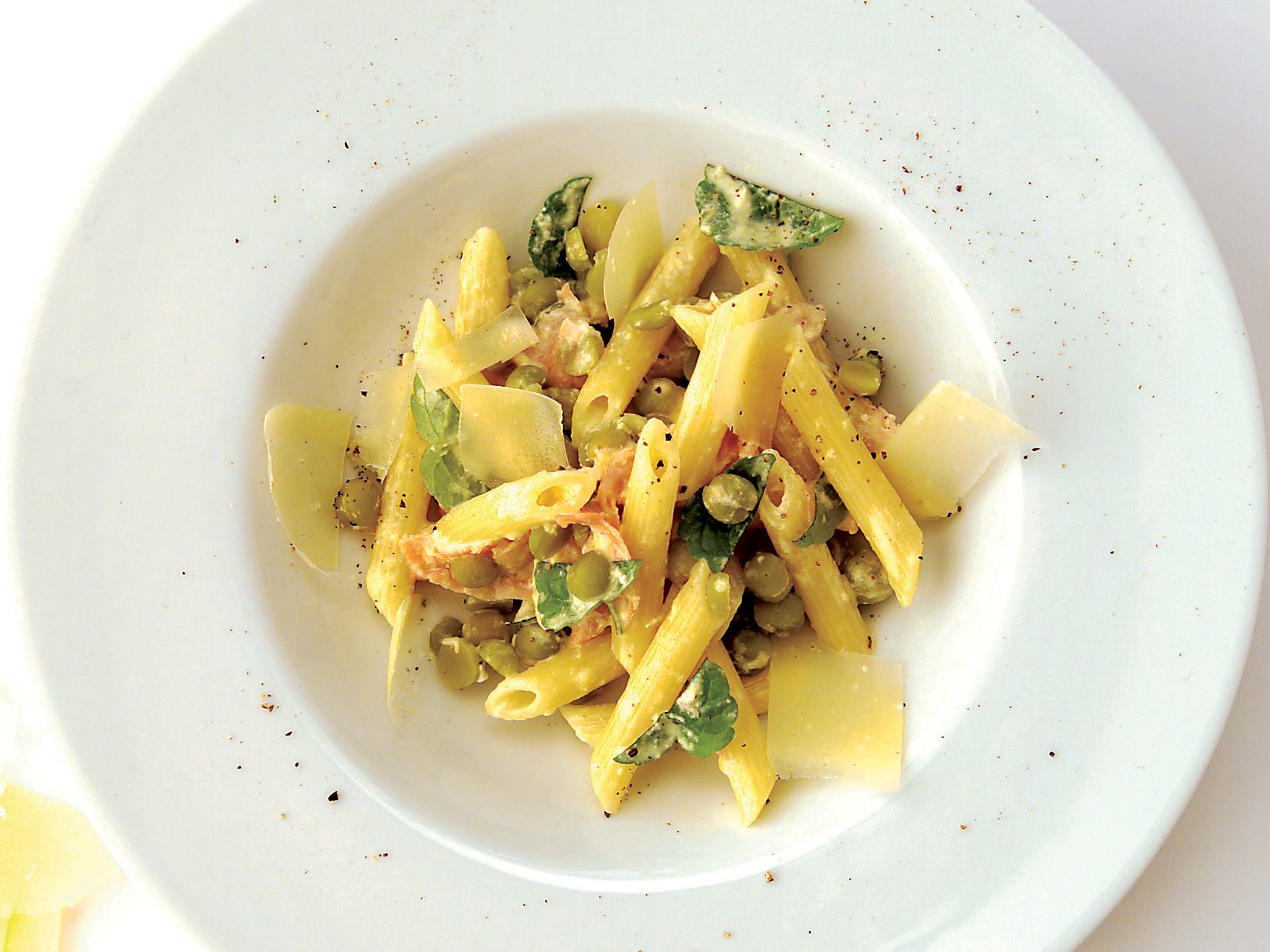 Penne an Erbsensauce mit Zitronenmelisse