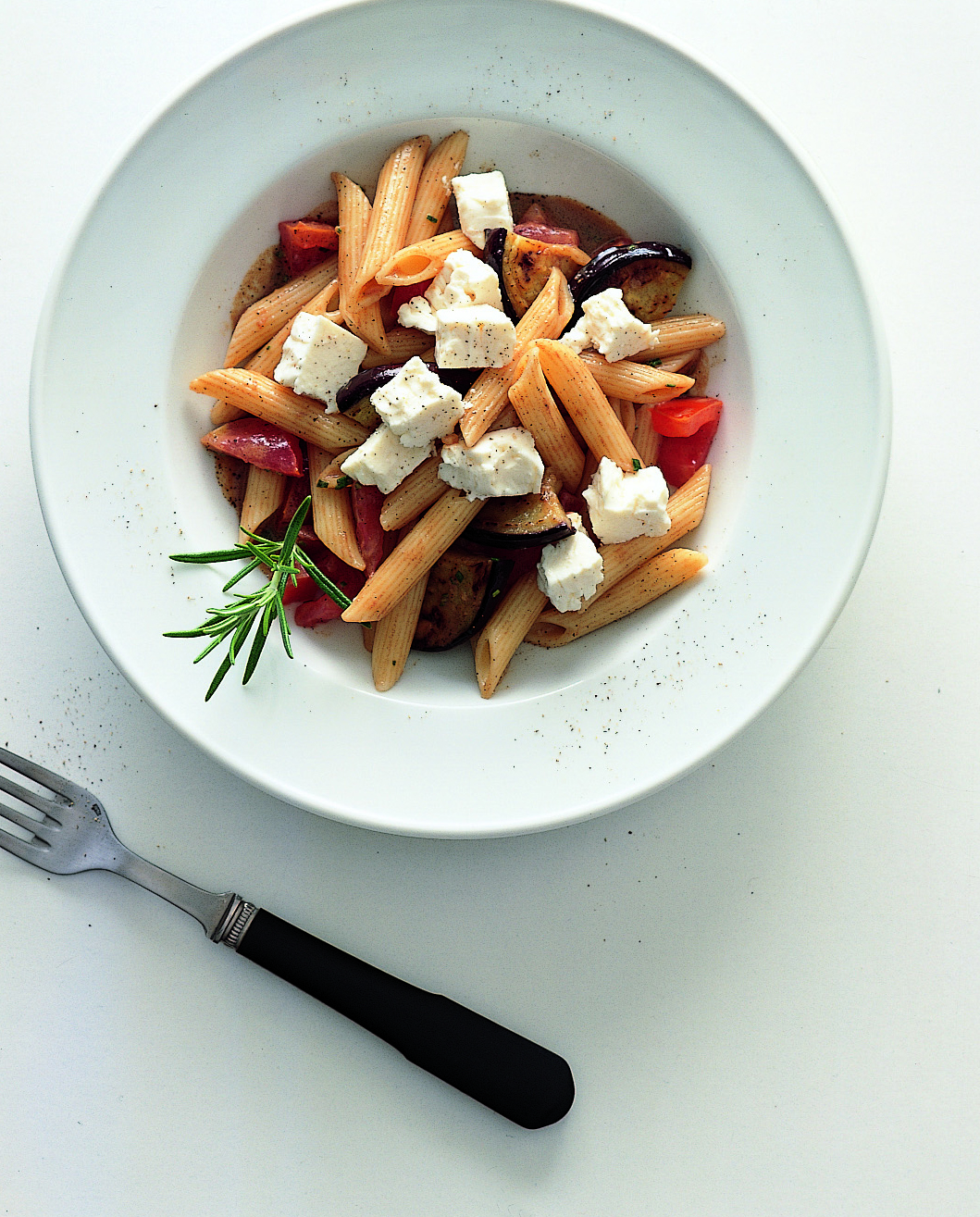 Salade de pennes à l'aubergine, à la tomate et au fromage