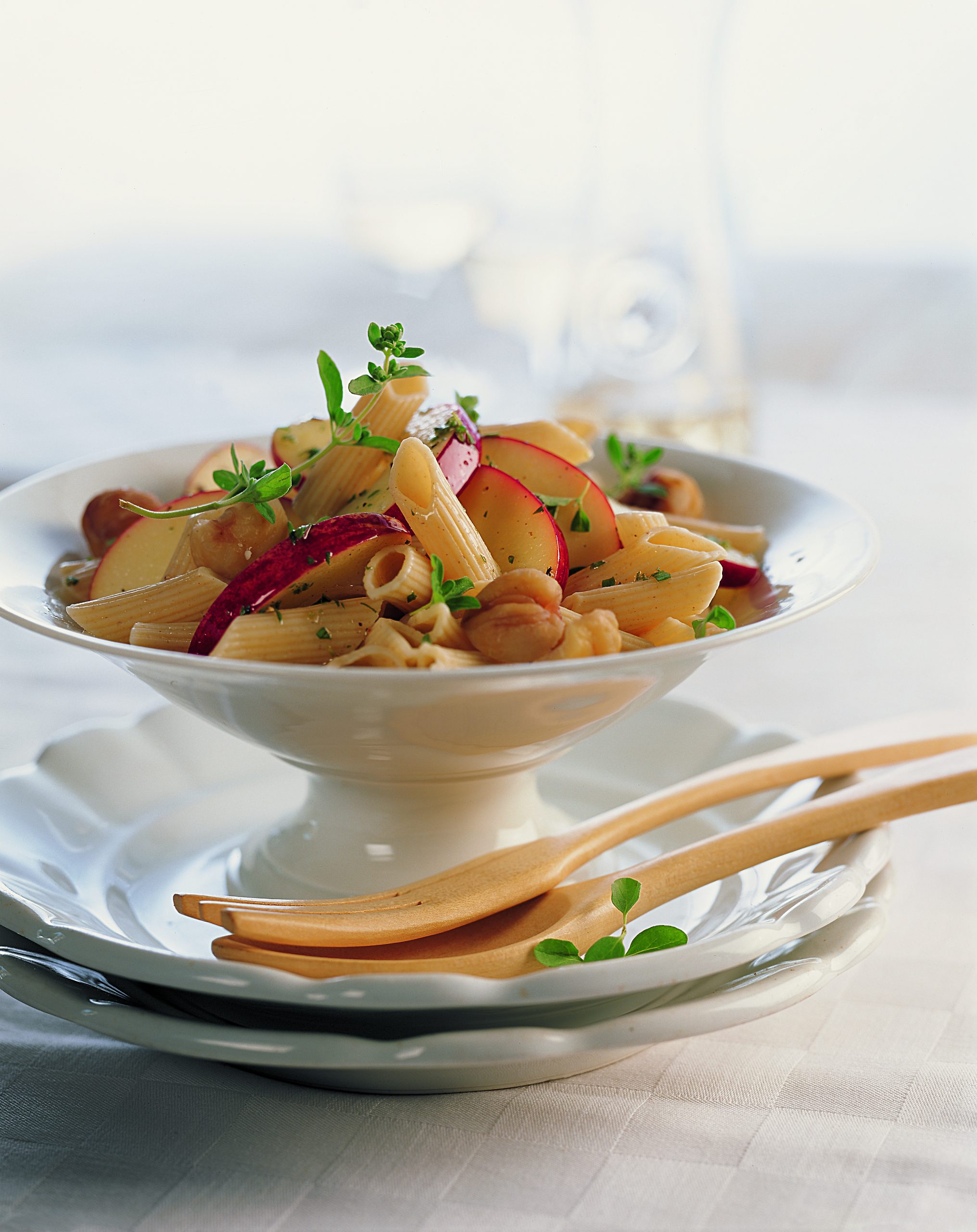 Pennesalat mit Marroni und Apfelsauce
