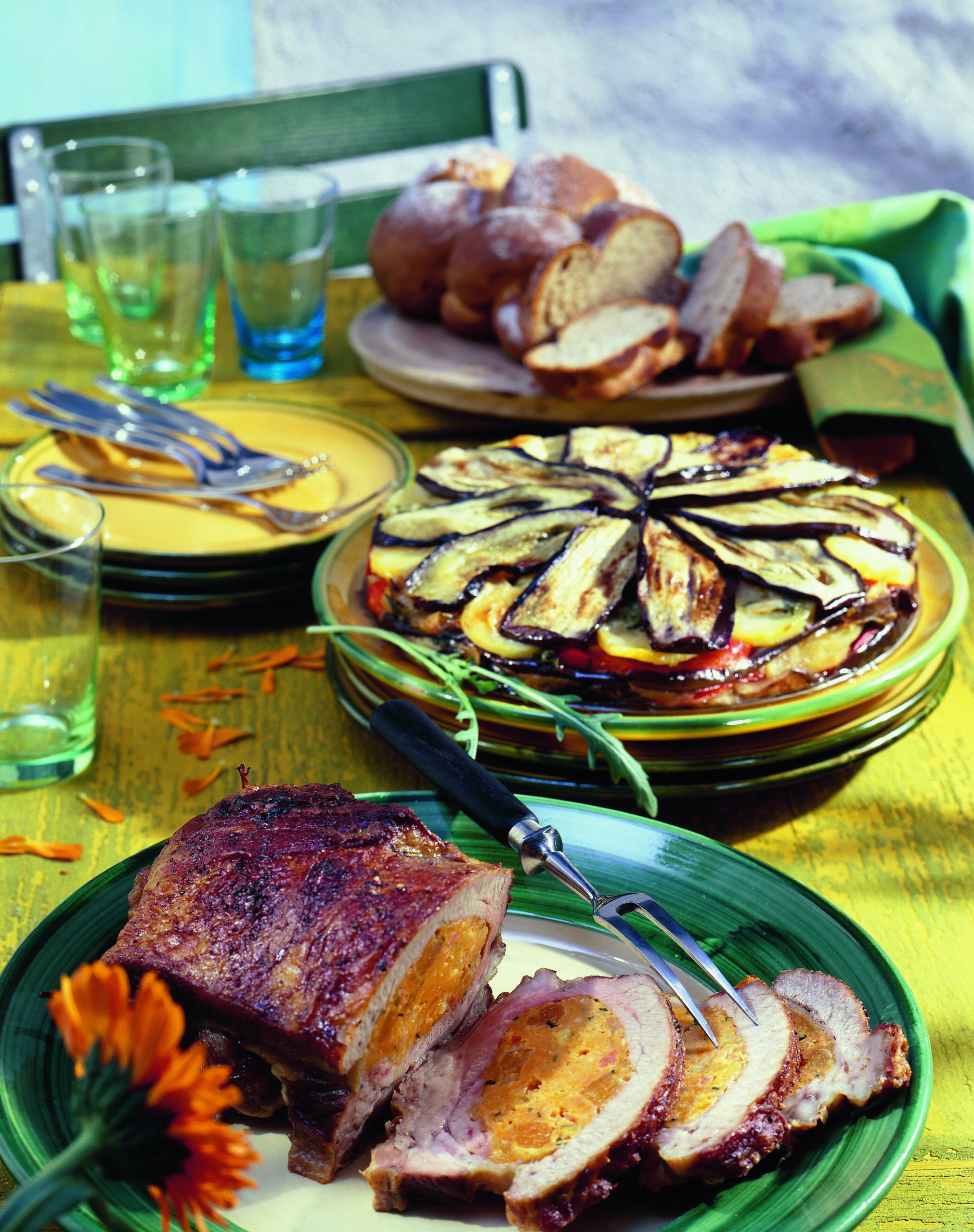 Peperoni-Auberginen-Kuchen mit Hobelkäse und Rucola