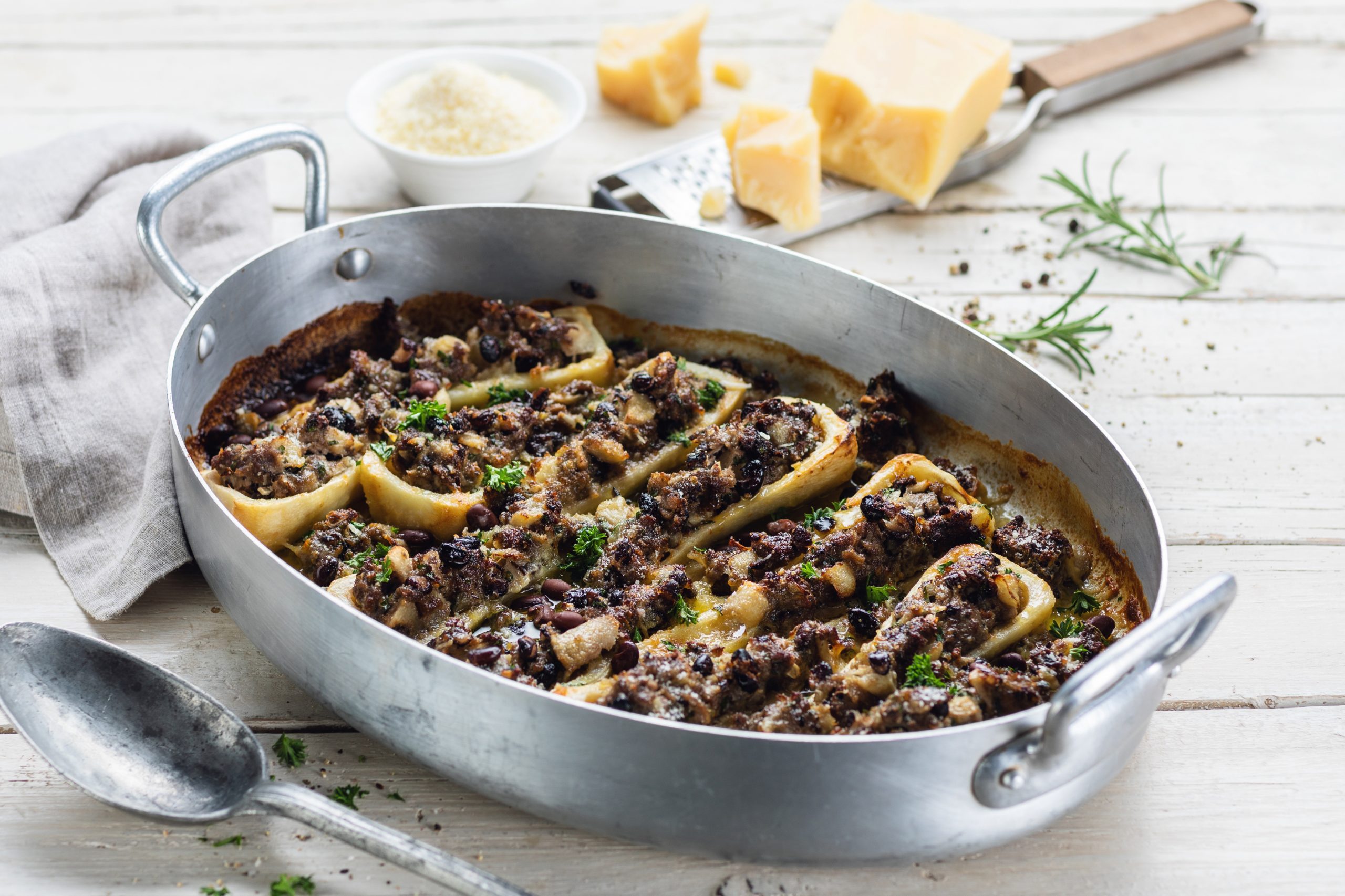 Petersilienwurzel-Hackfleischgratin mit Bohnen